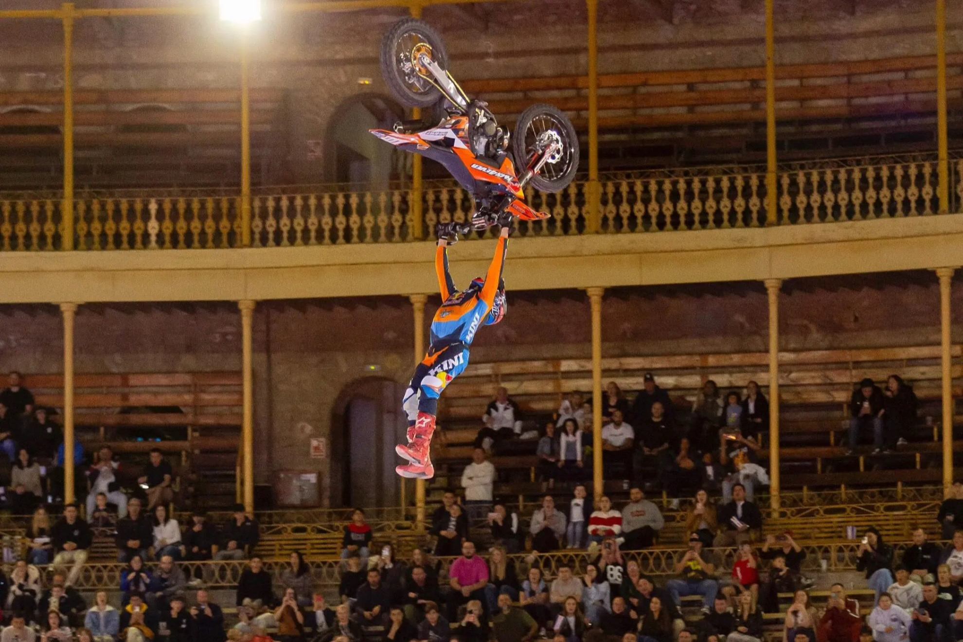 El piloto FMX Mario Lucas repartiendo trucazos en el freestyle en Alicante. CEFMX