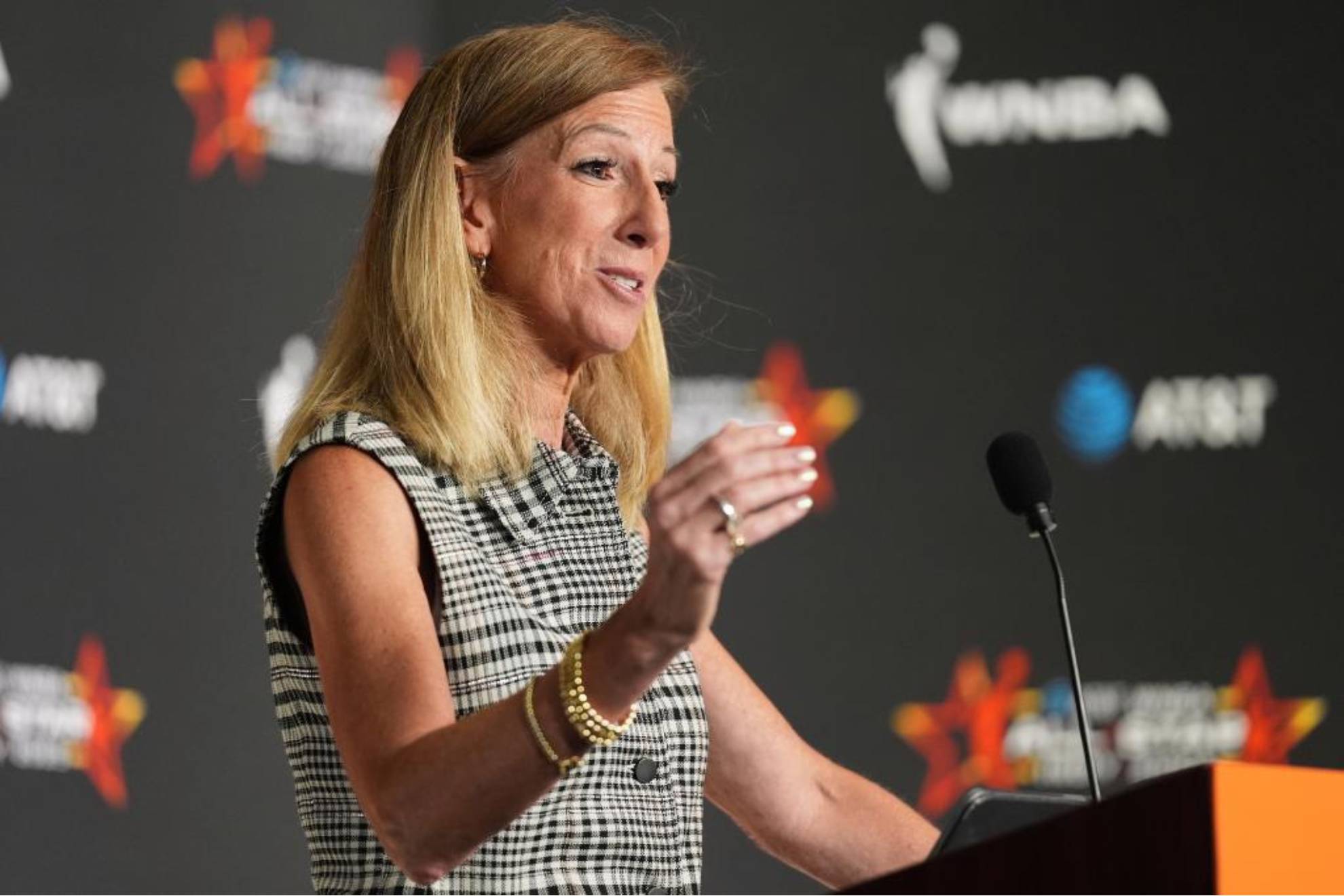 Cathy Engelbert, comisionada de la WNBA, en una conferencia de prensa.