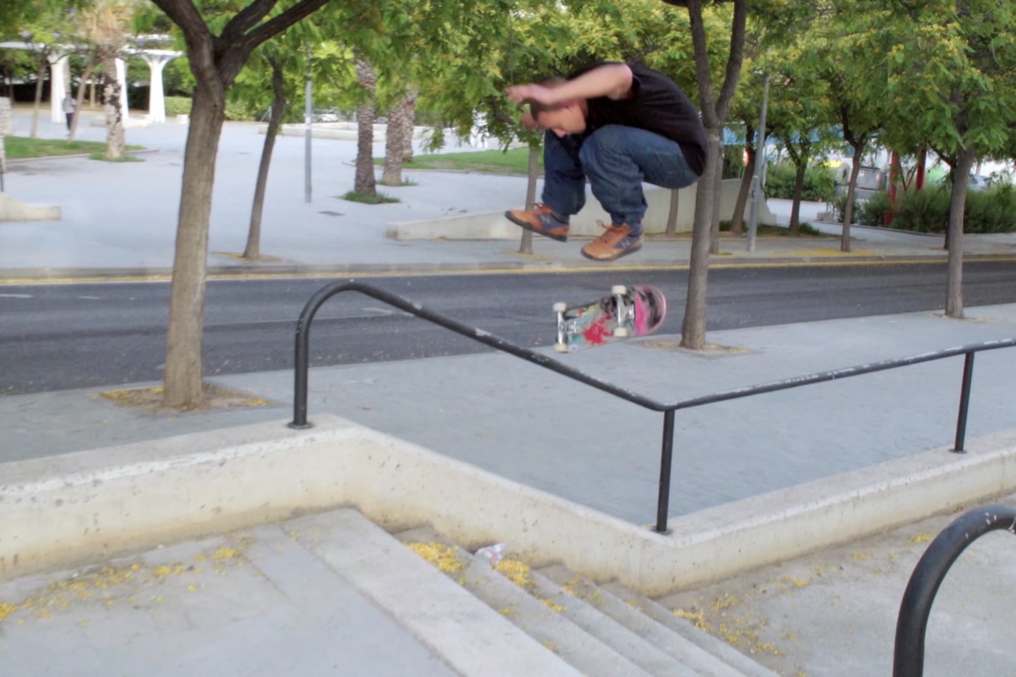 Enorme backside bigspin de José Cantillana en skate street. Blai Costa