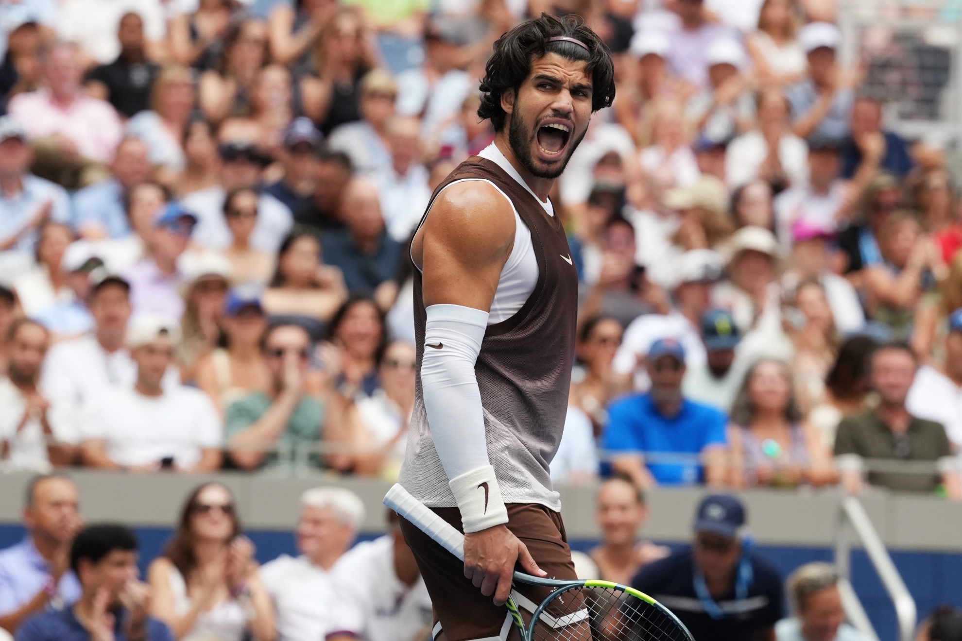 Alcaraz celebra un punto.