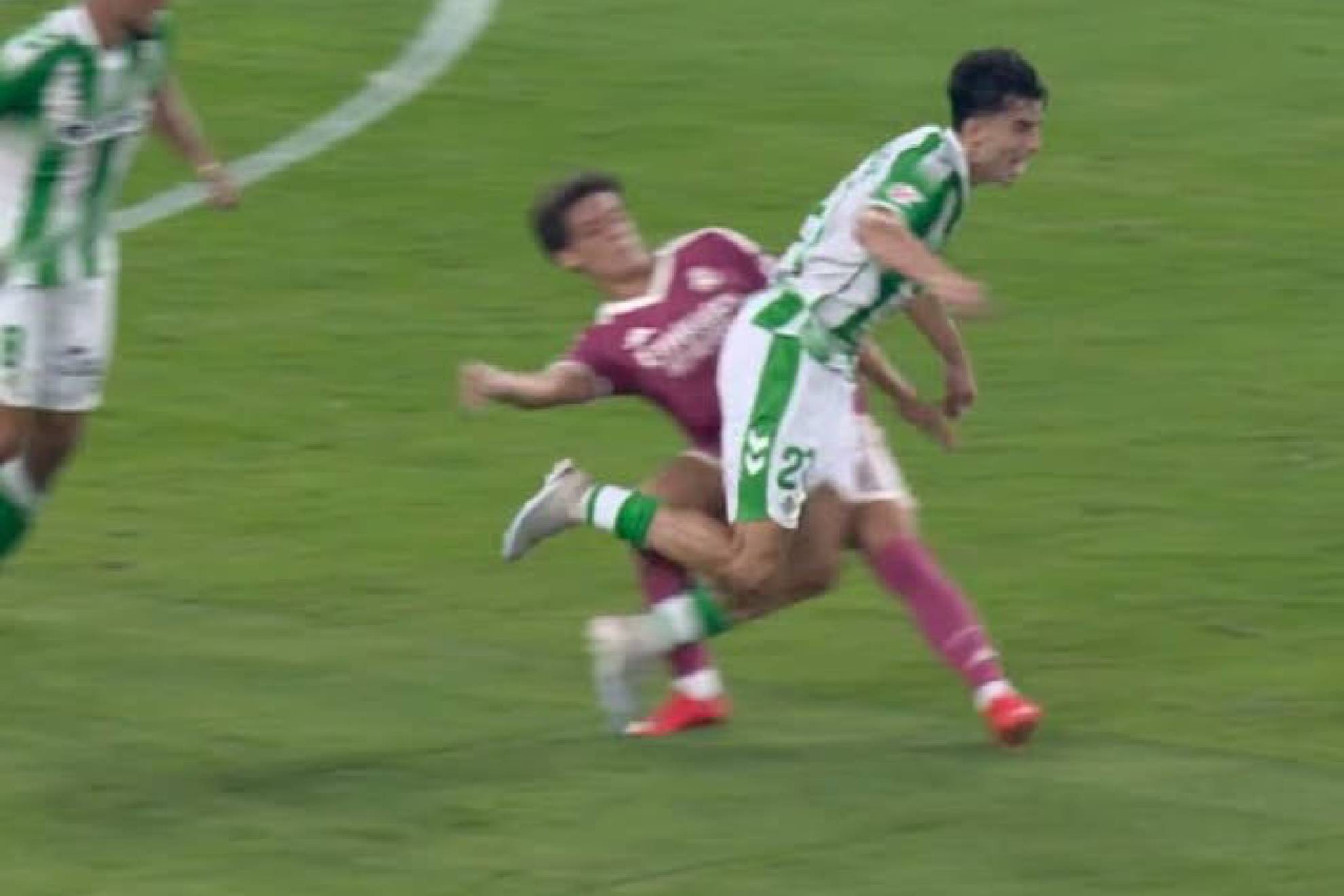 Momento en el que Güler impacta con Roca cortando un contragolpe
