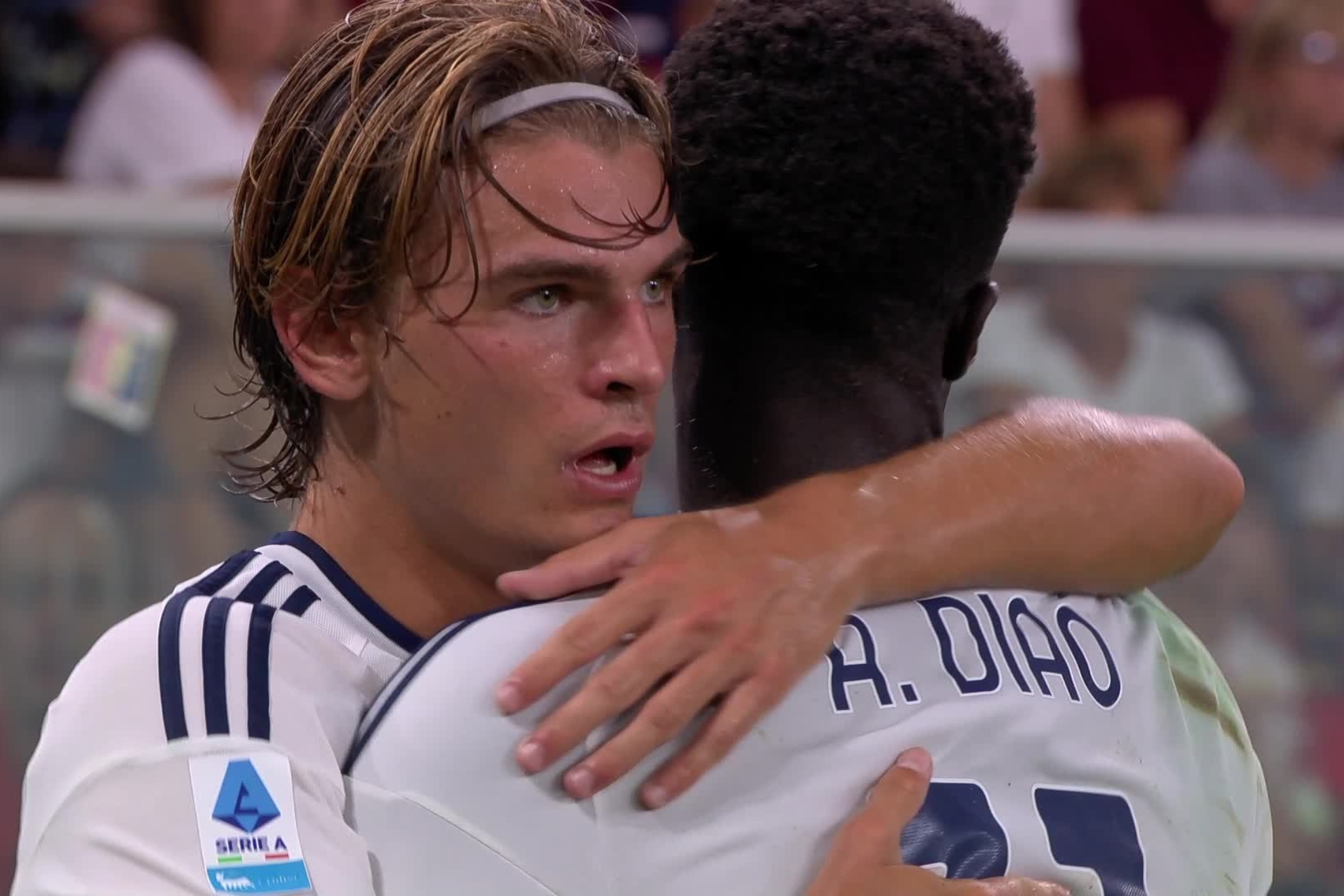 Nico Paz y Assane Diao celebran uno de los goles del Como.