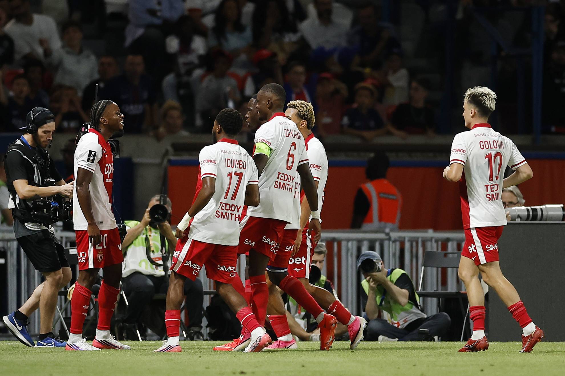 Los jugadores del Mónaco celebran el primer tanto. EFE