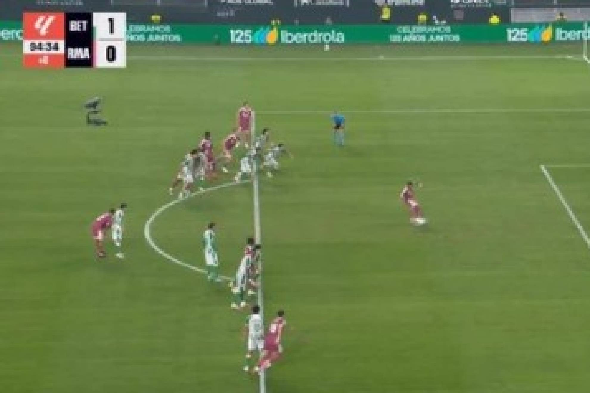 Momento en el que Bartra ingresa en el área tras la parada de Valles en el penalti