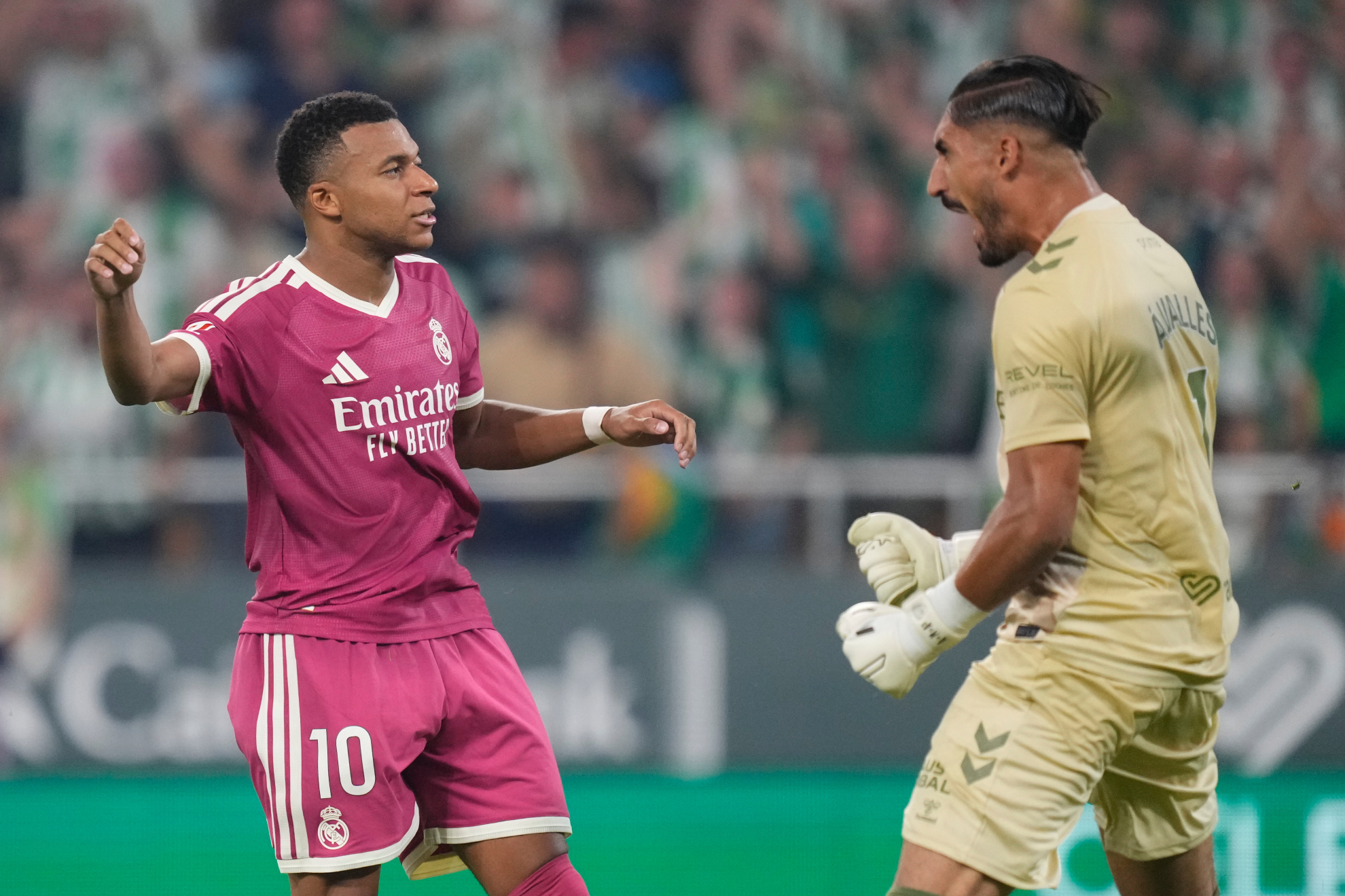 Valles celebra el penalti parado a Mbappé LAPRESSE