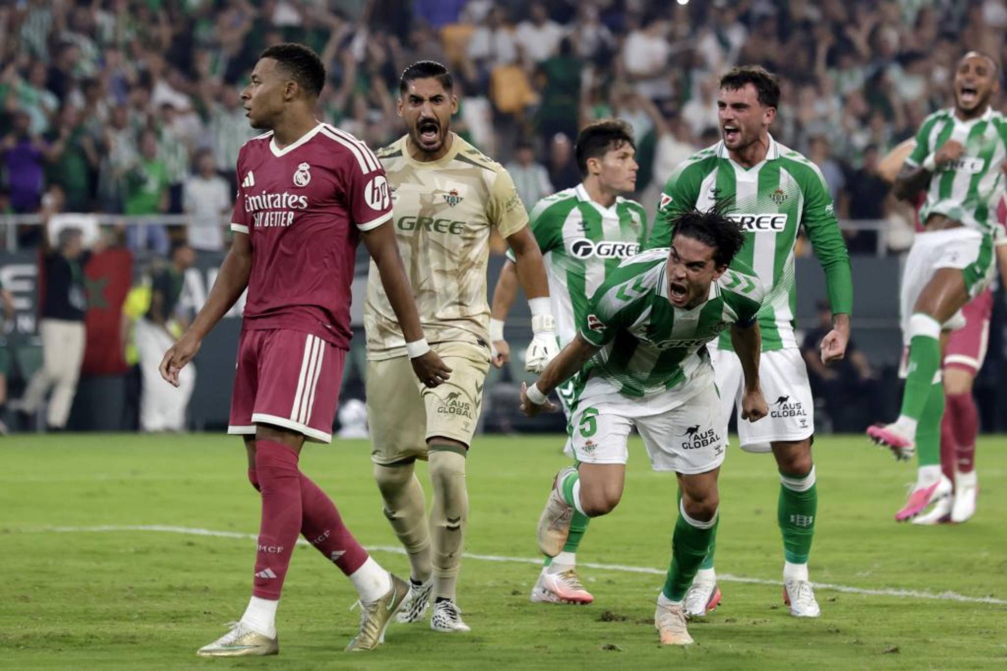 Los jugadores del Betis celebran la victoria ante el Real Madrid