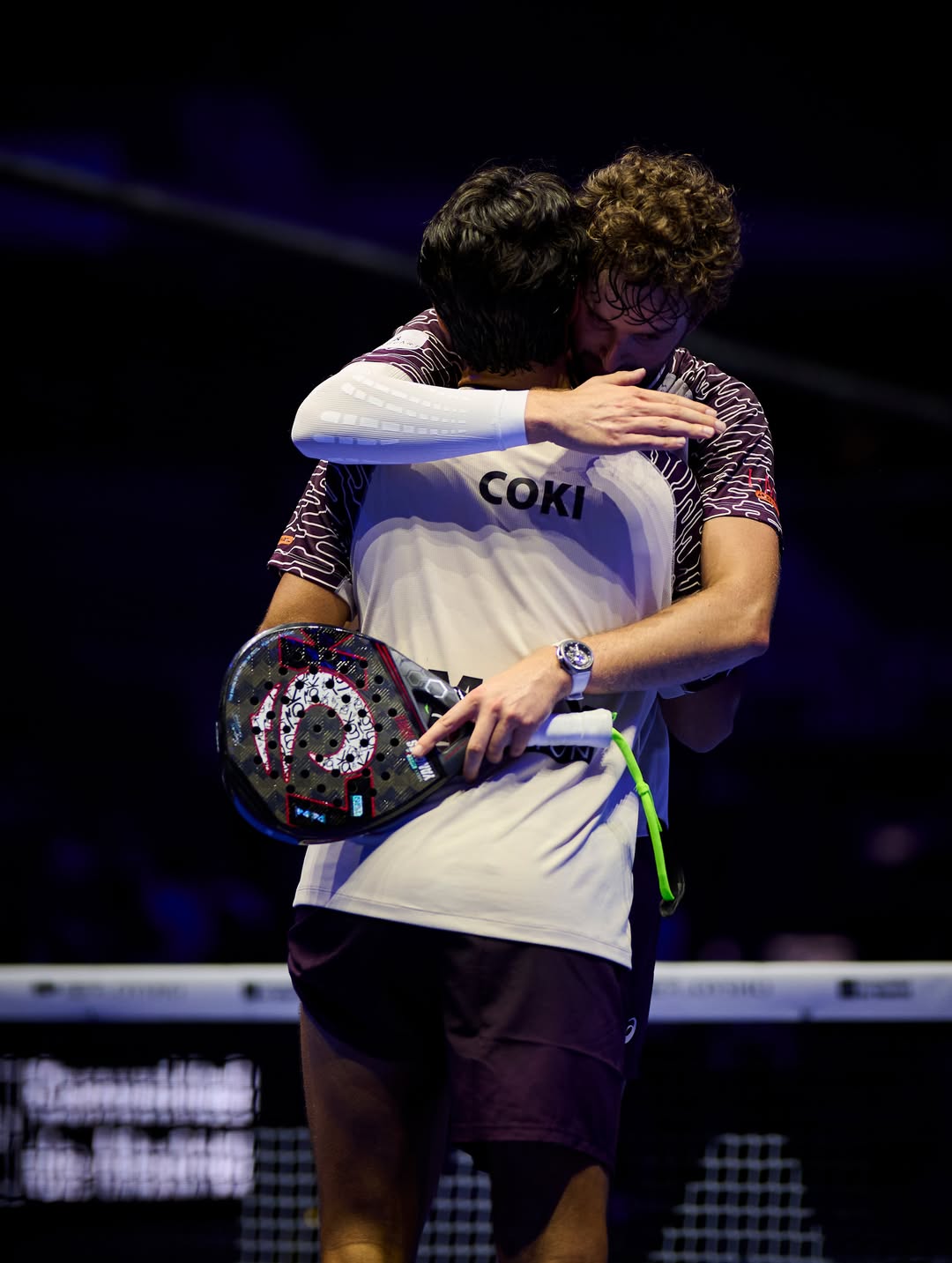 Coki Nieto y Mike Yanguas se abrazan tras ganar.