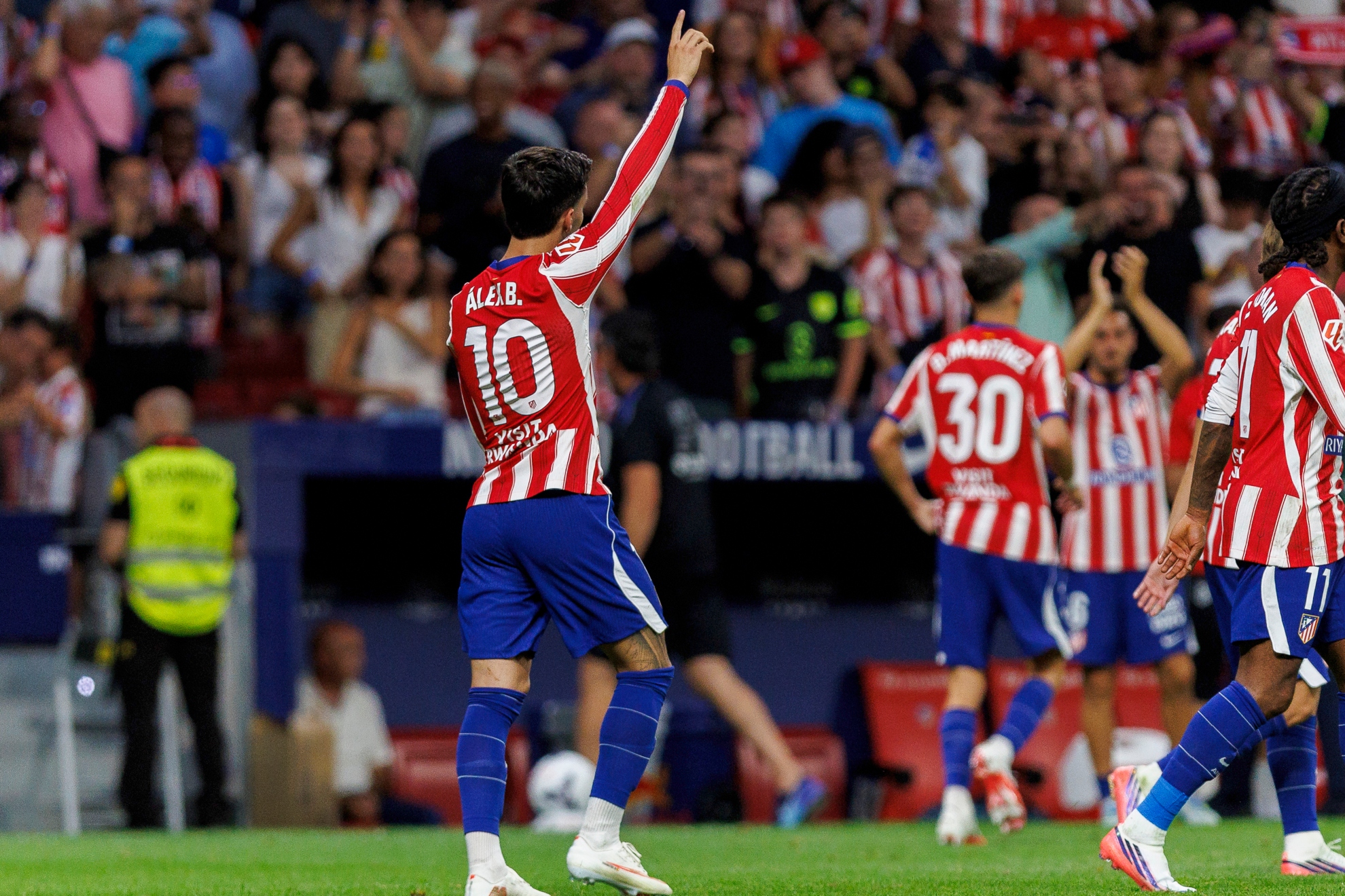 BAENA CELEBRA UN GOL. APO CABALLERO