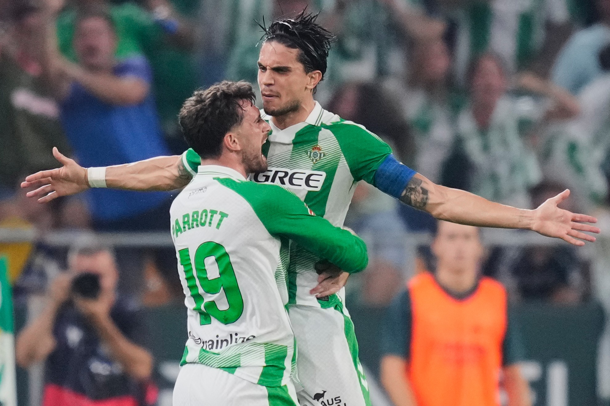 Bartra celebra con Parrott. LAPRESSE