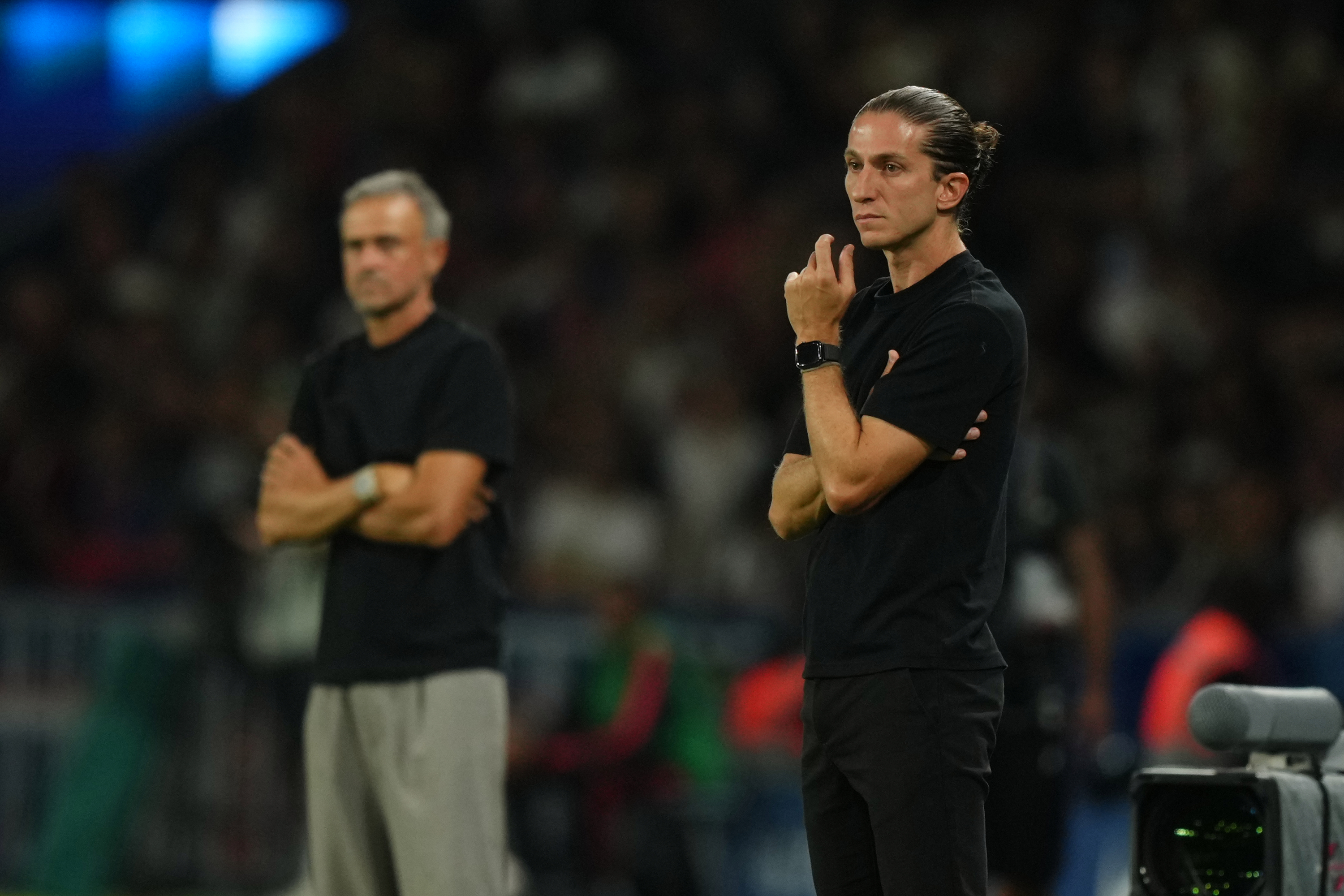 Felipe Luis, con Luis Enrique al fondo, en el partido de anoche en Paris. Aurelien Morissard