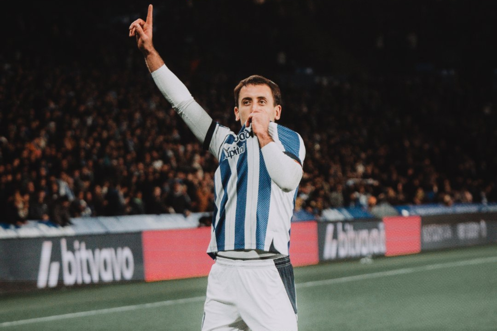 Mikel Oyarzabal celebra un gol con la Real besando el escudo y señalando el número 1. REAL SOCIEDAD
