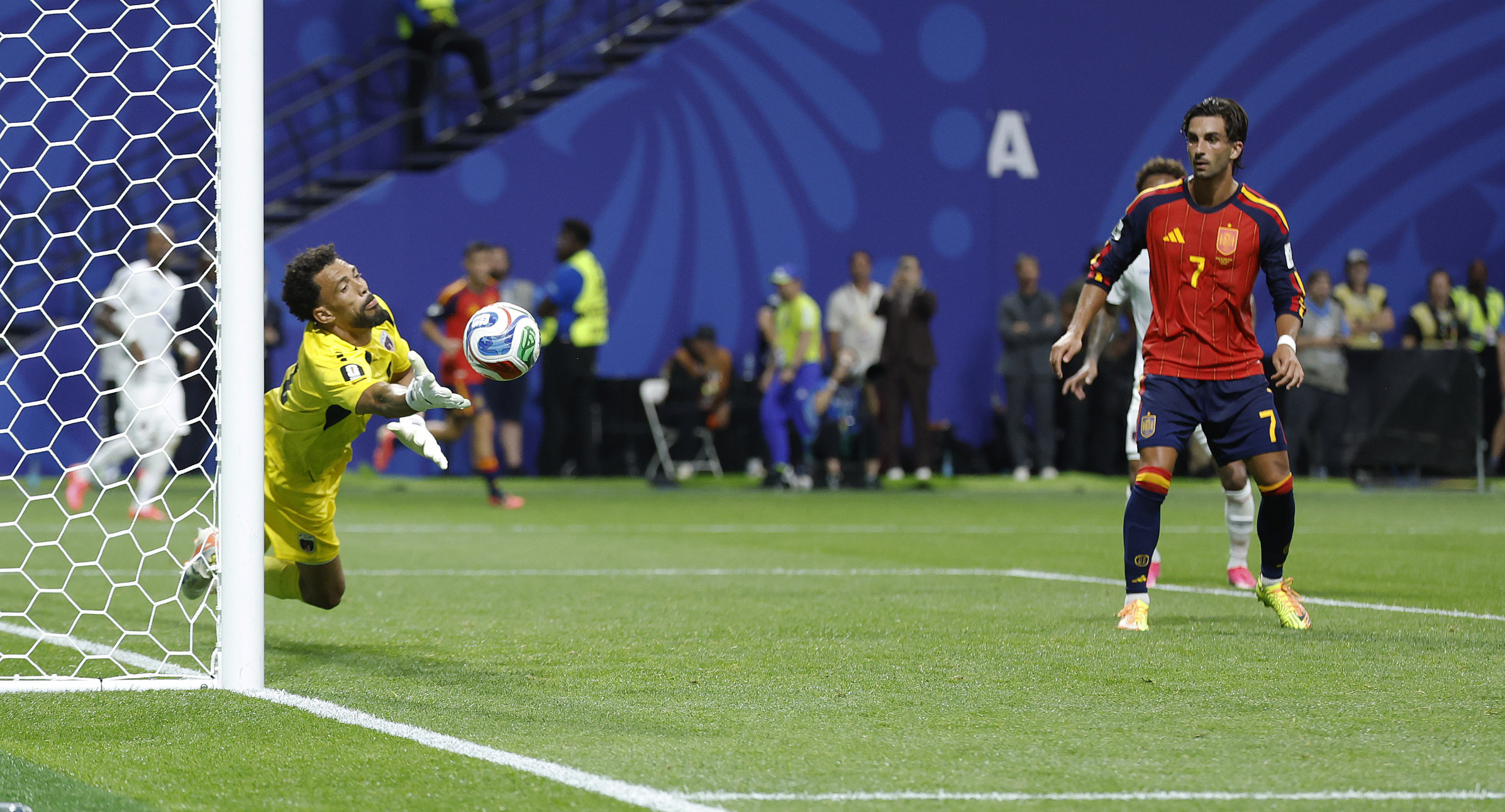 Ferran ante Vozinha durante el partido España-Cabo Verde del Mundial FOTO CHEMA REY