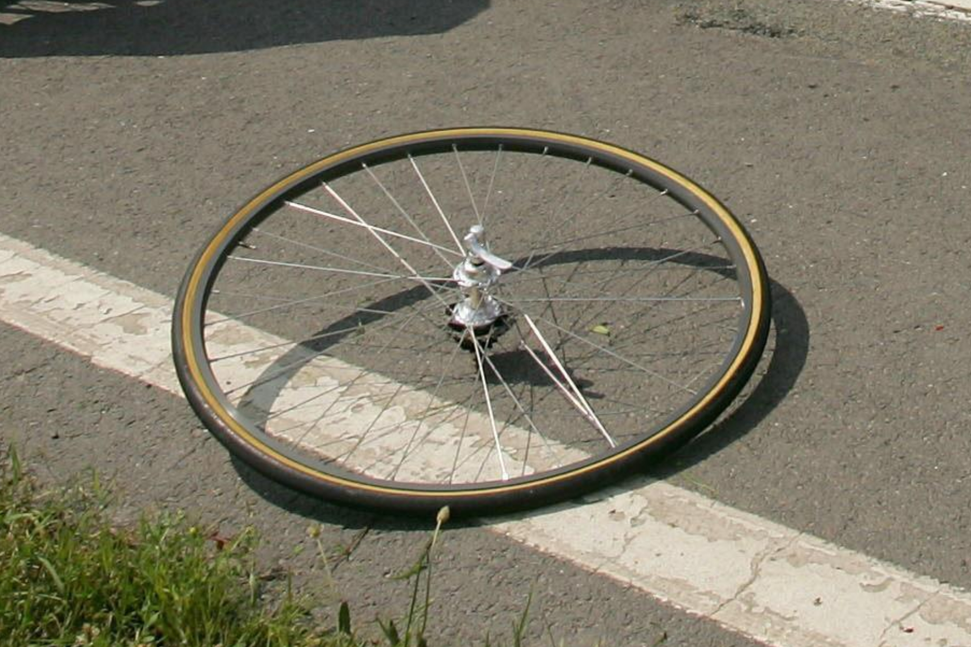 Una rueda de una bicicleta tras un accidente.