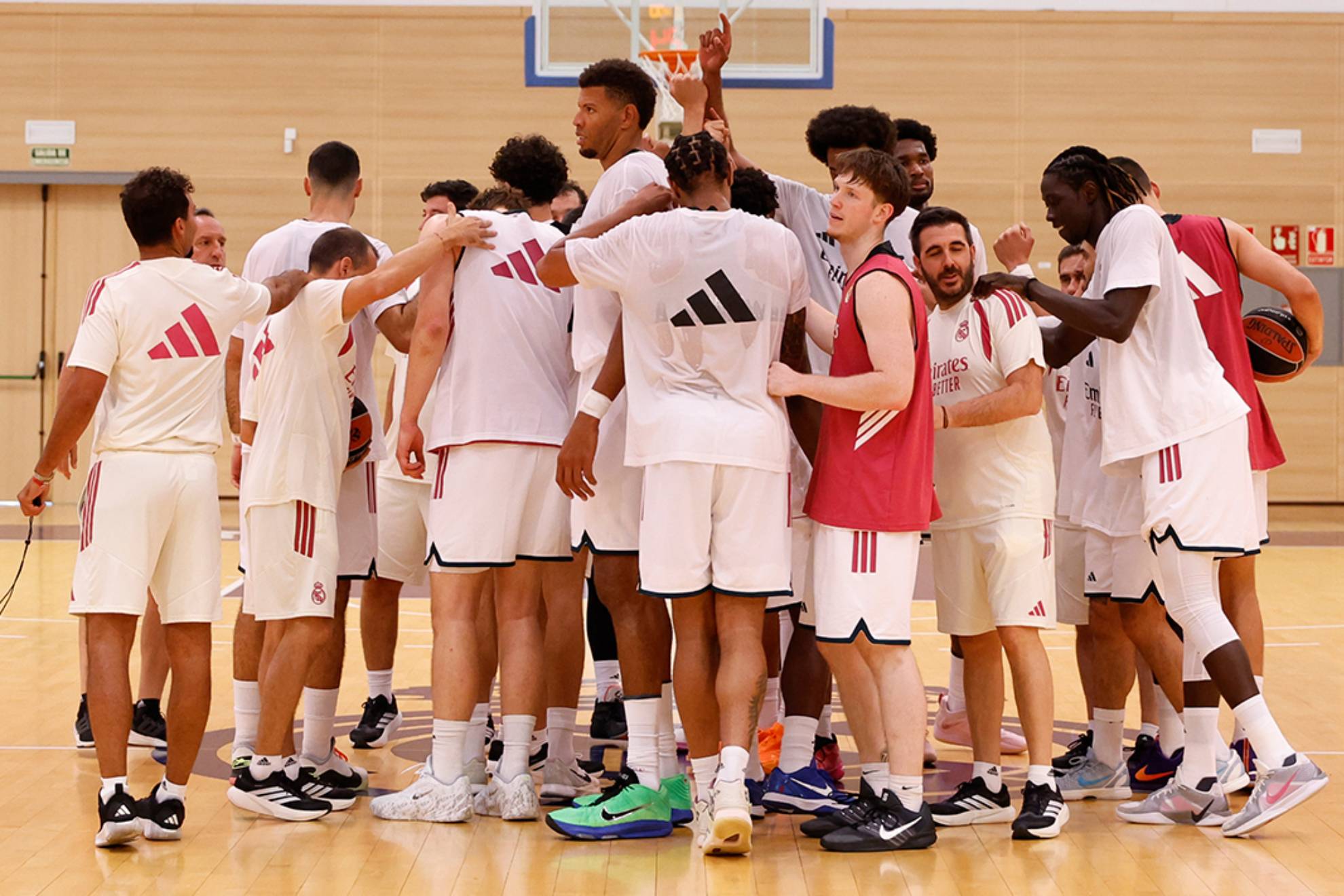 Los jugadores del Real Madrid hacen una piña en un entrenamiento. @RMBaloncesto