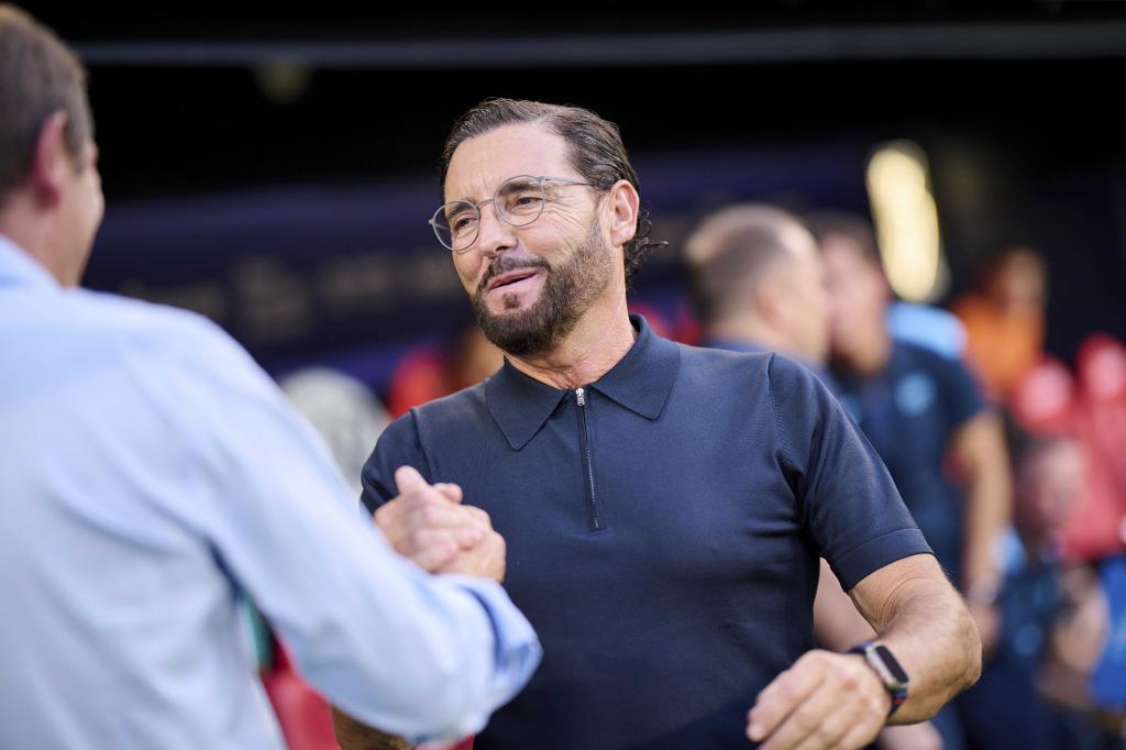 Bordalás, saludando al entrenador rival en un encuentro de Liga.