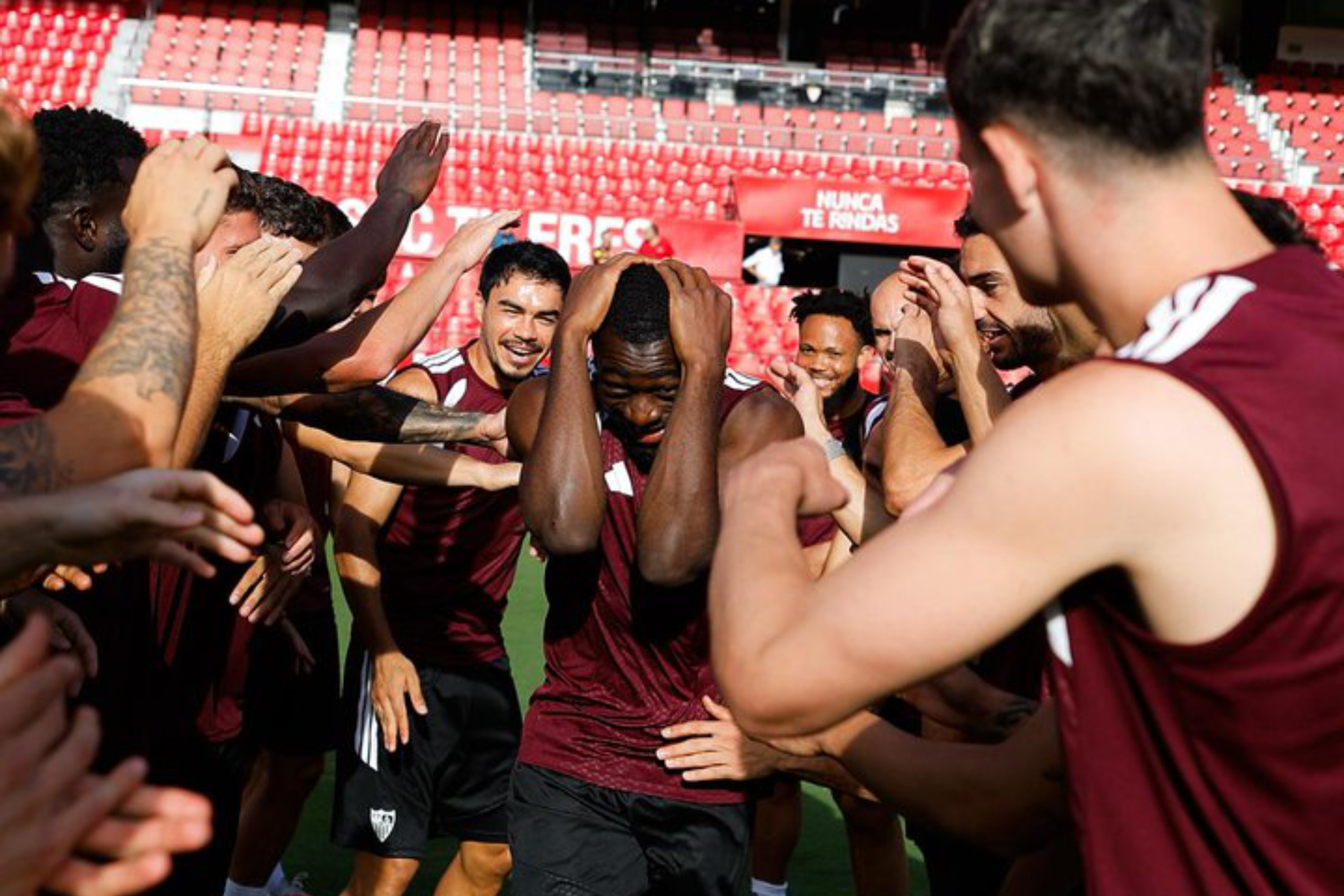 Fofana recorre el tradicional pasillo en su primer entrenamiento como sevillista. SEVILLA FC
