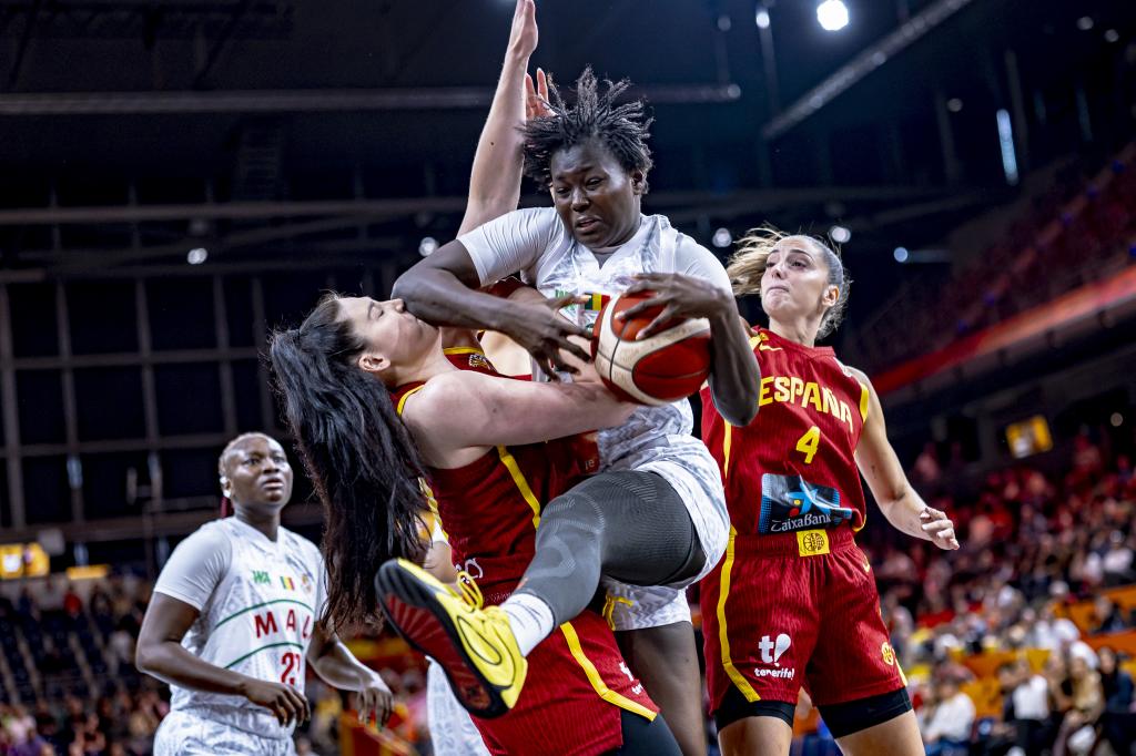 Aminata Sangaré impacta con su codo en la cara de Megan Gustafson. EFE.