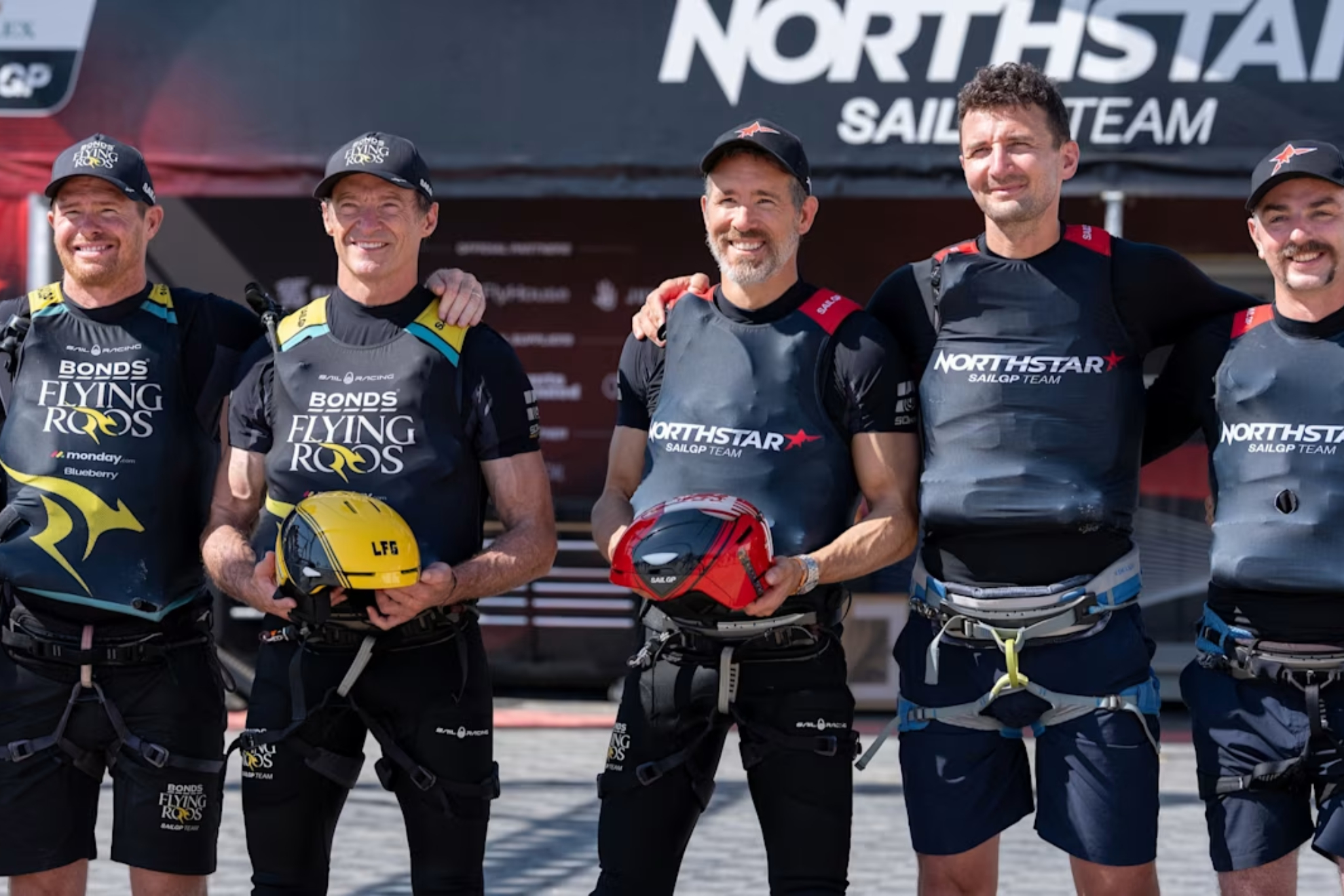 Hugh Jackman y Ryan Reynolds posando en Valencia. SAILGP