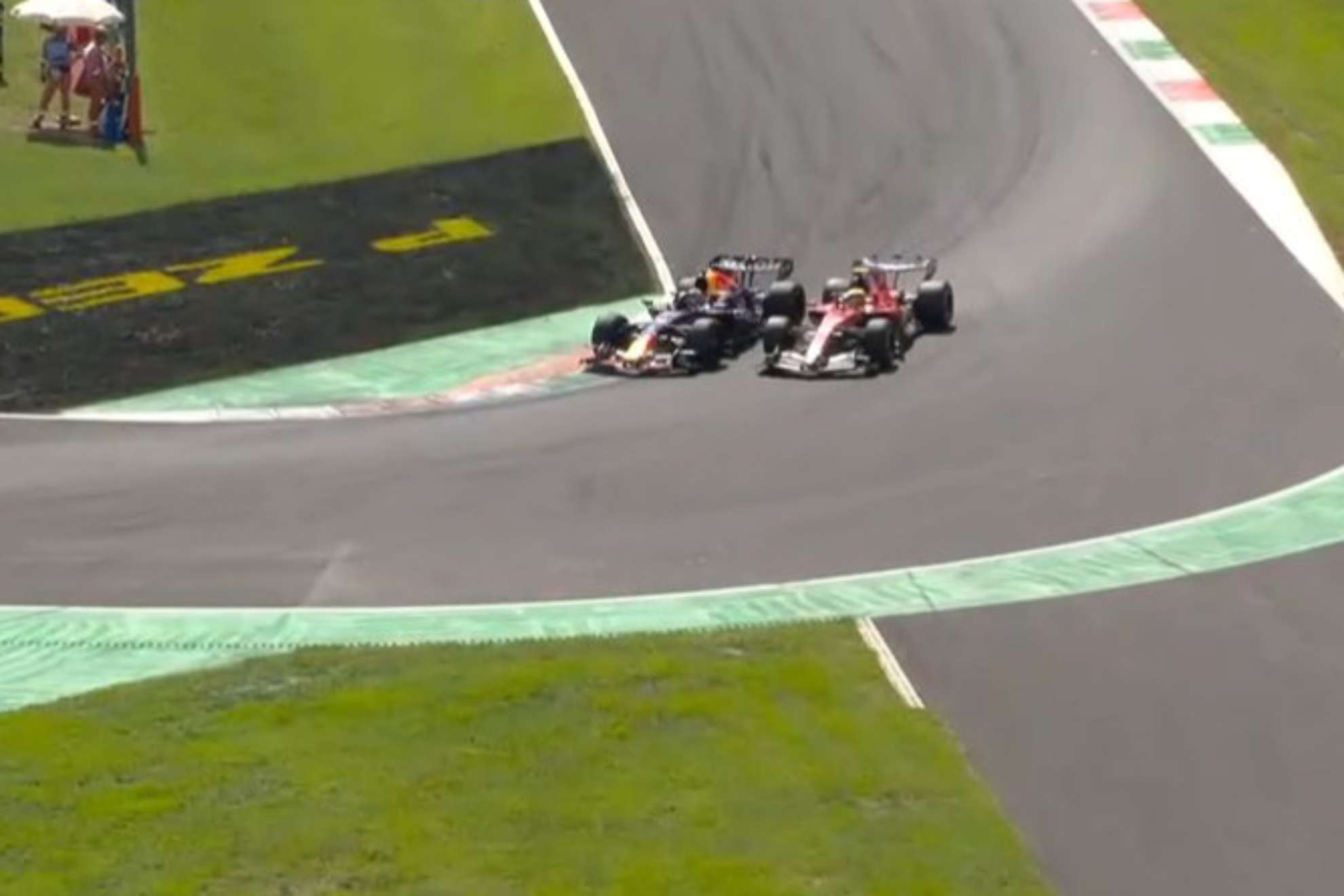 Max y Hamilton, en el momento de su pique en los Libres 3. F1TV
