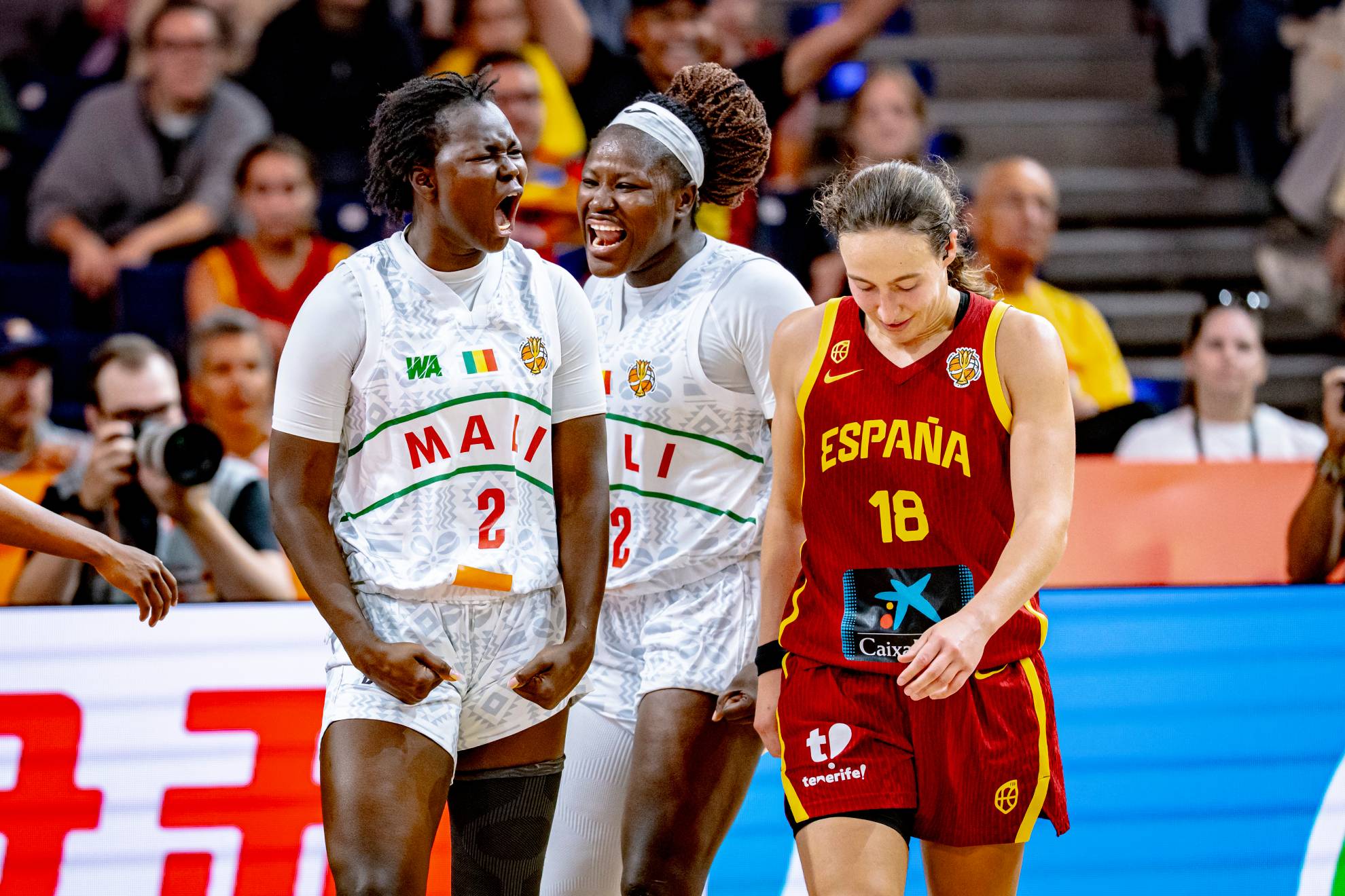 Dos jugadoras de Mali celebran una acción detrás de Alicia Flórez. ALBERTO NEVADO/FEB