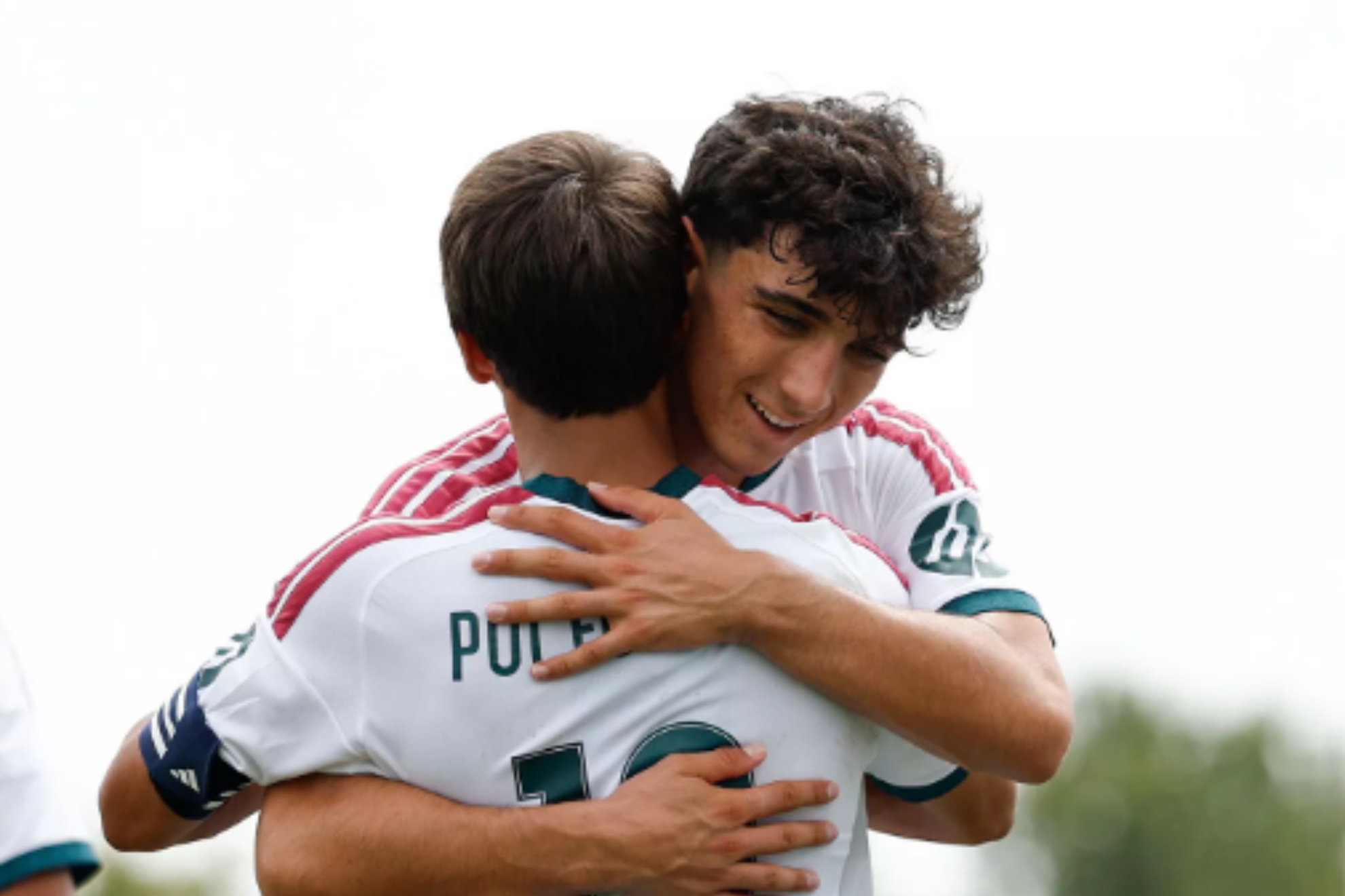 Sergio Martínez, que debutó con el Castilla, abraza a Pol Fortuny. REALMADRID.COM