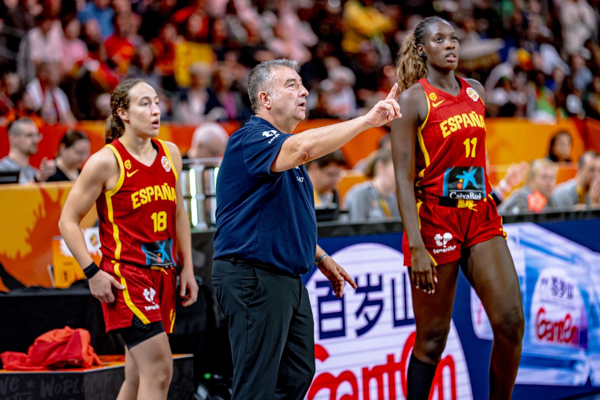 Miguel Méndez da órdenes al equipo junto a Awa Fam y Alicia Flórez. FEB PHOTO.