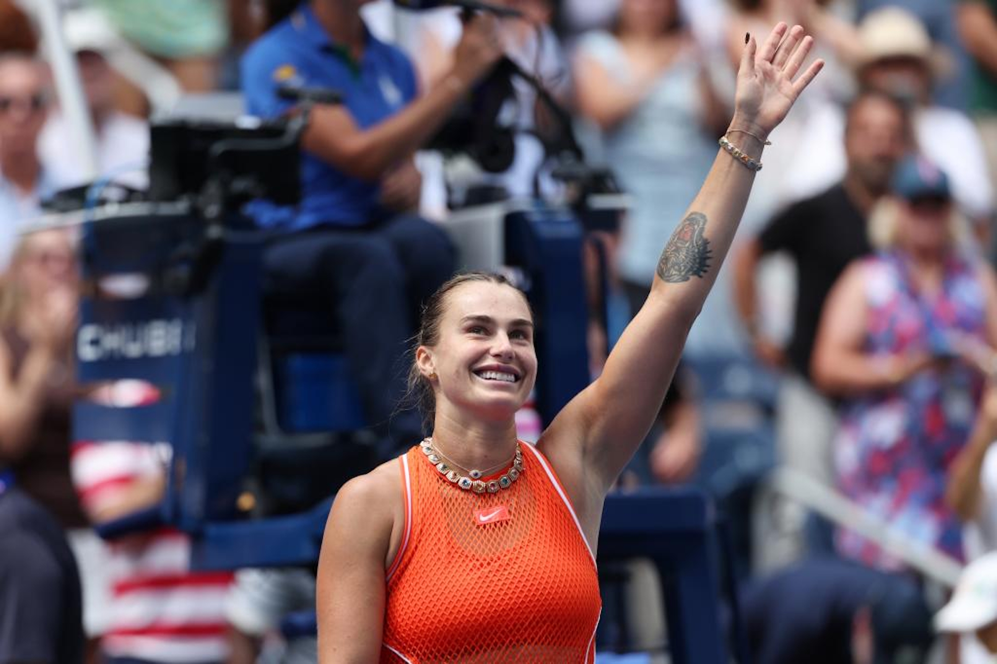Aryna Sabalenka saluda tras derrotar a Kamilla Rakhimova. AP