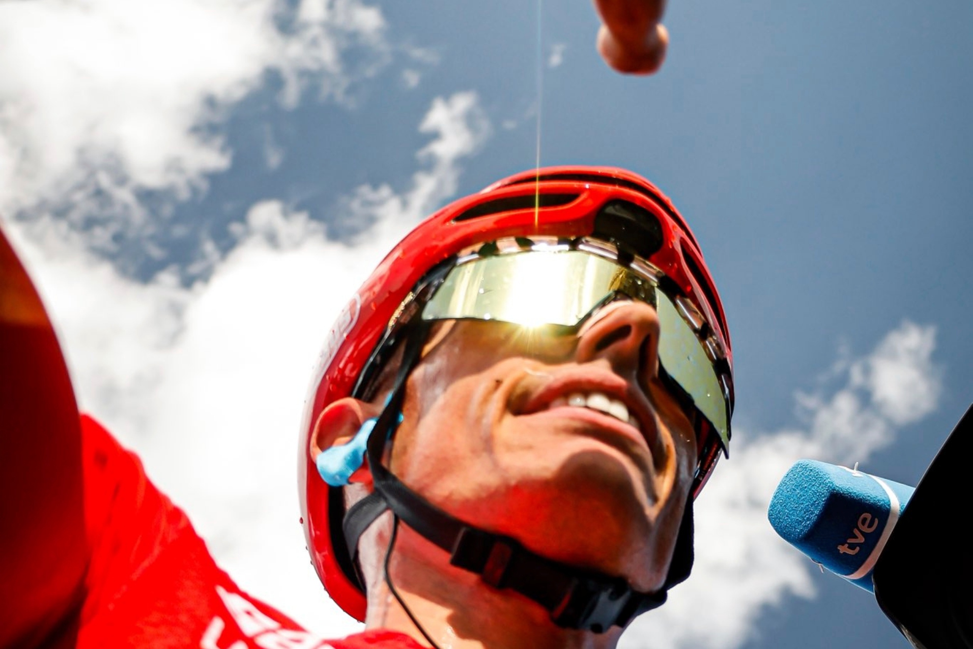 Enric Mas, refrescándose. Movistar Team