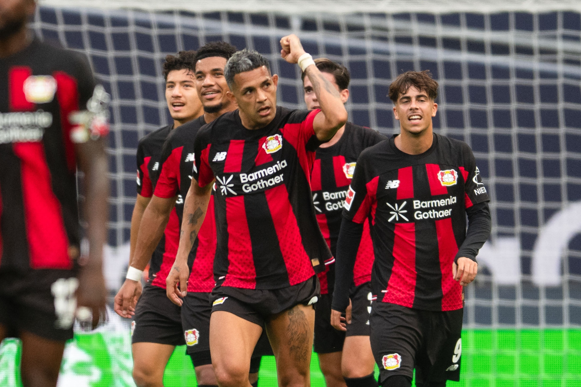 Facundo Medina anota para el Leverkusen. EFE.