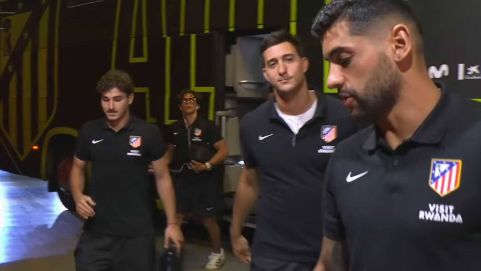 Julián Álvarez, a su llegada a San Mamés junto con Musso y el Cuti Romero.