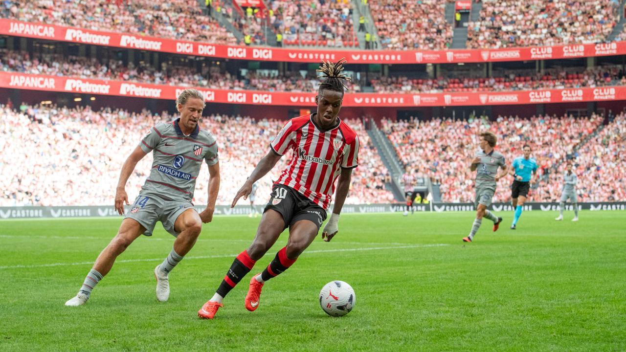 Nico se va del marcaje de Llorente en el partido de San Mamés. Athletic Club