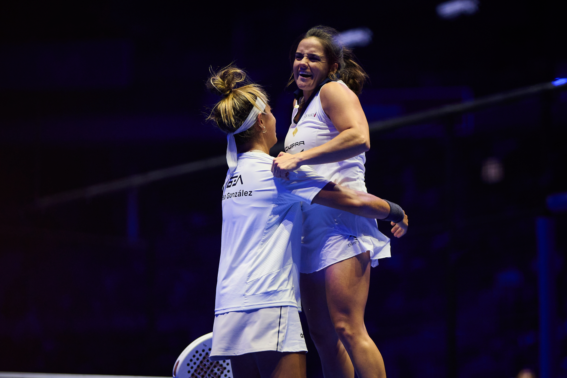 El festejo de Bea y Paula, que acceden a la final de Madrid.