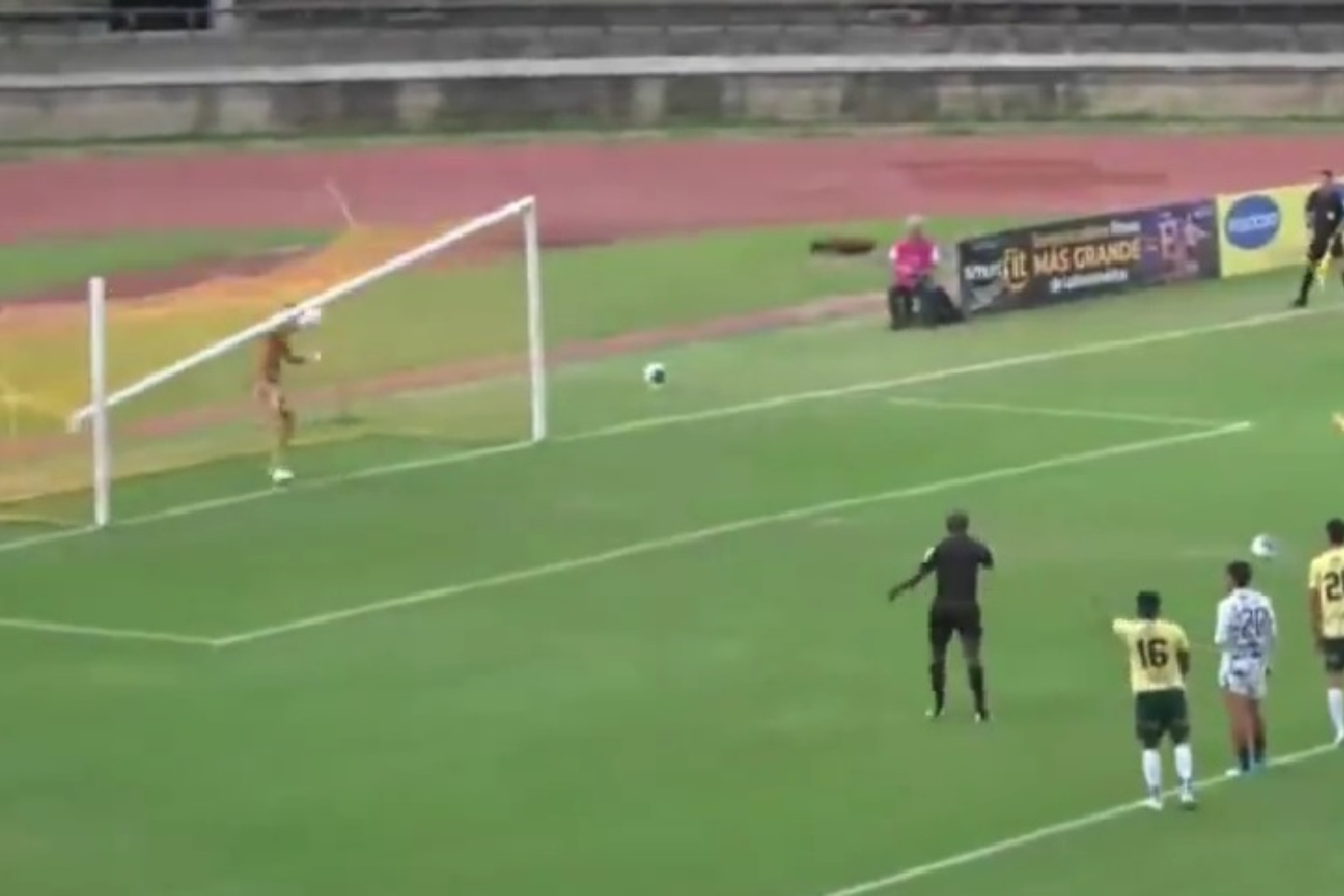 Arquero del fútbol colombiano bota su propio arco en un penal y causa bochorno internacional. Twitter