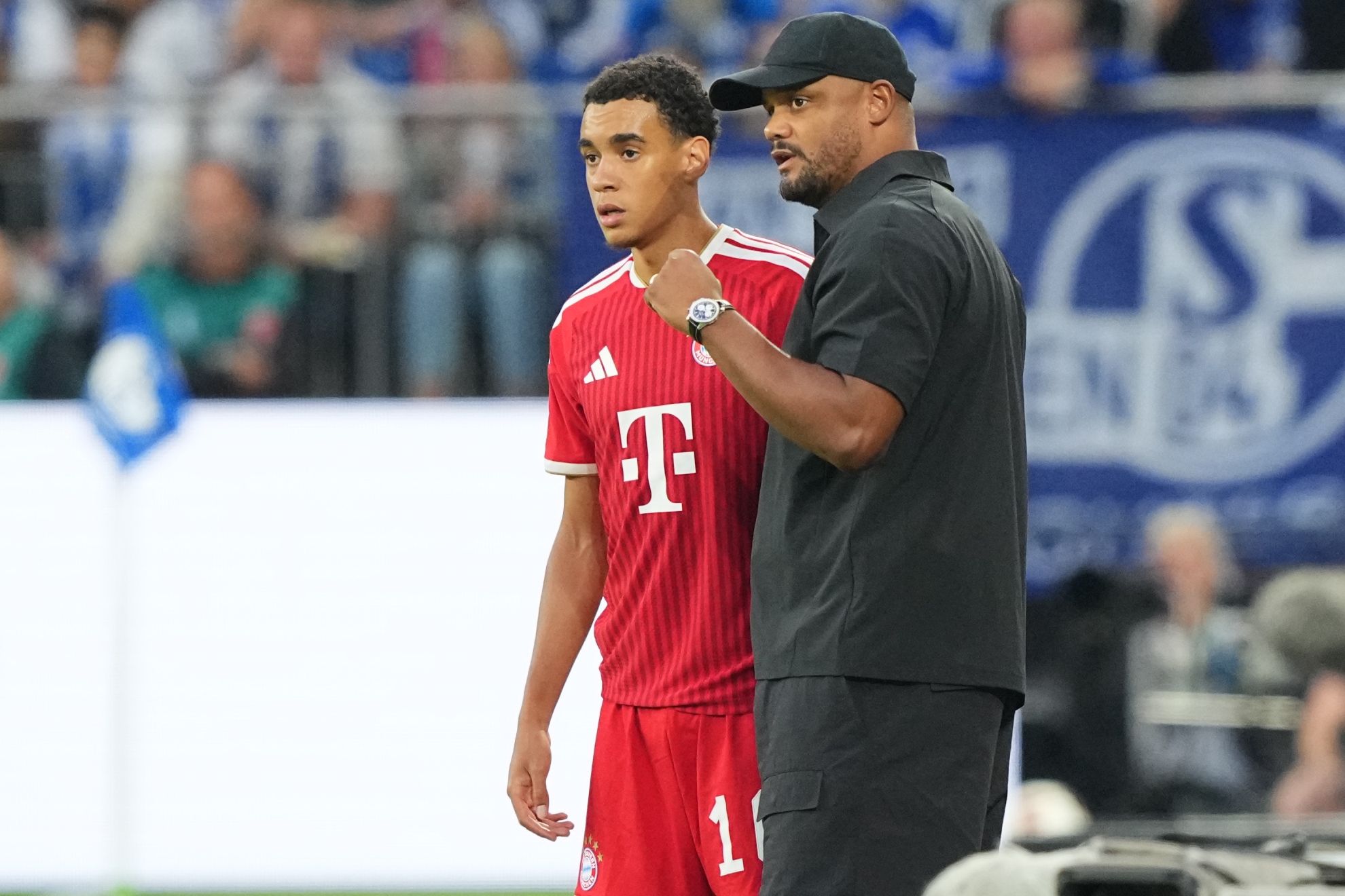 Musiala y Kompany, durante el partido en Gelsenkirchen. EFE.