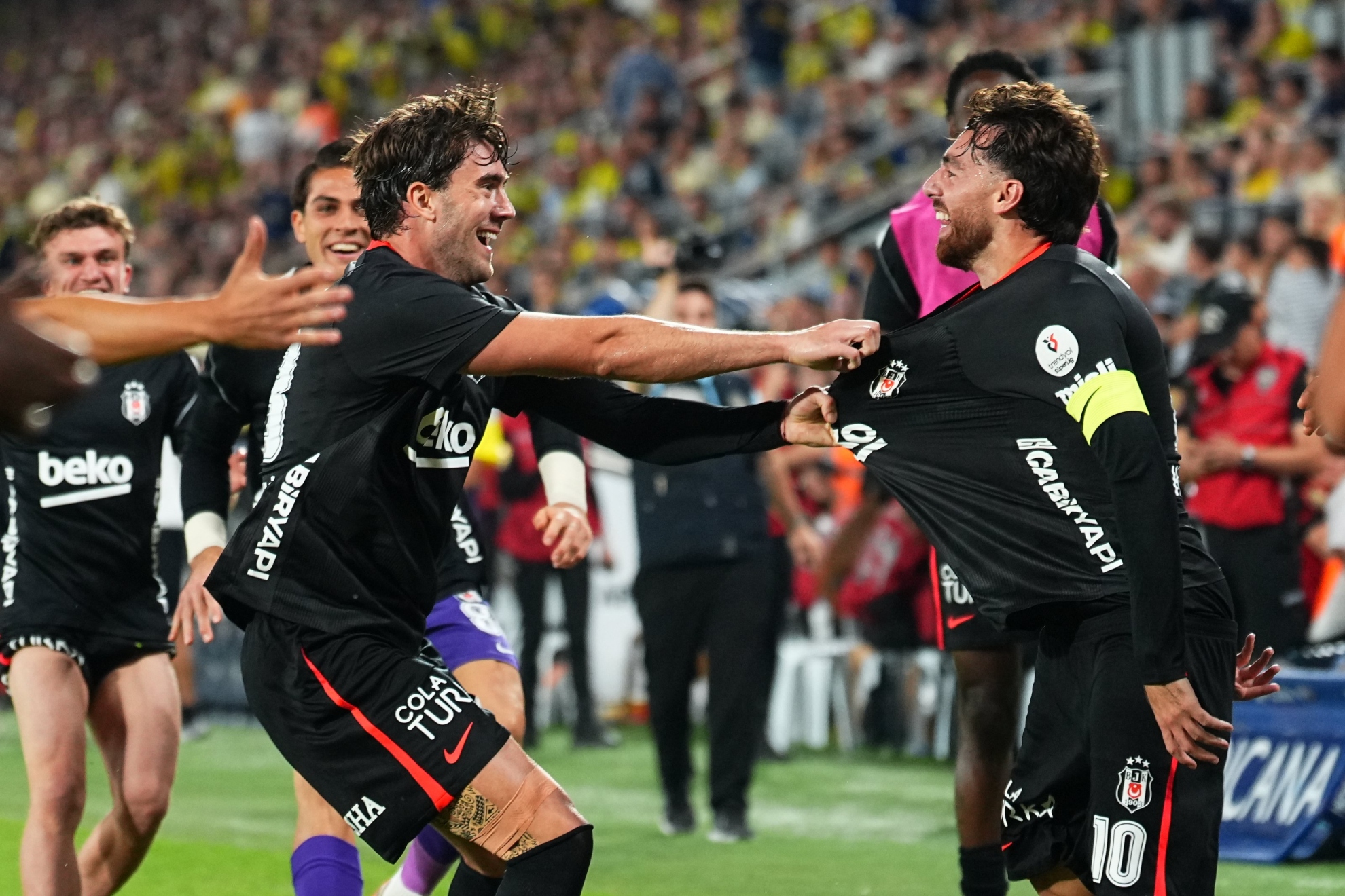 Vlahovic celebra su gol con el Besiktas. BESIKTAS.