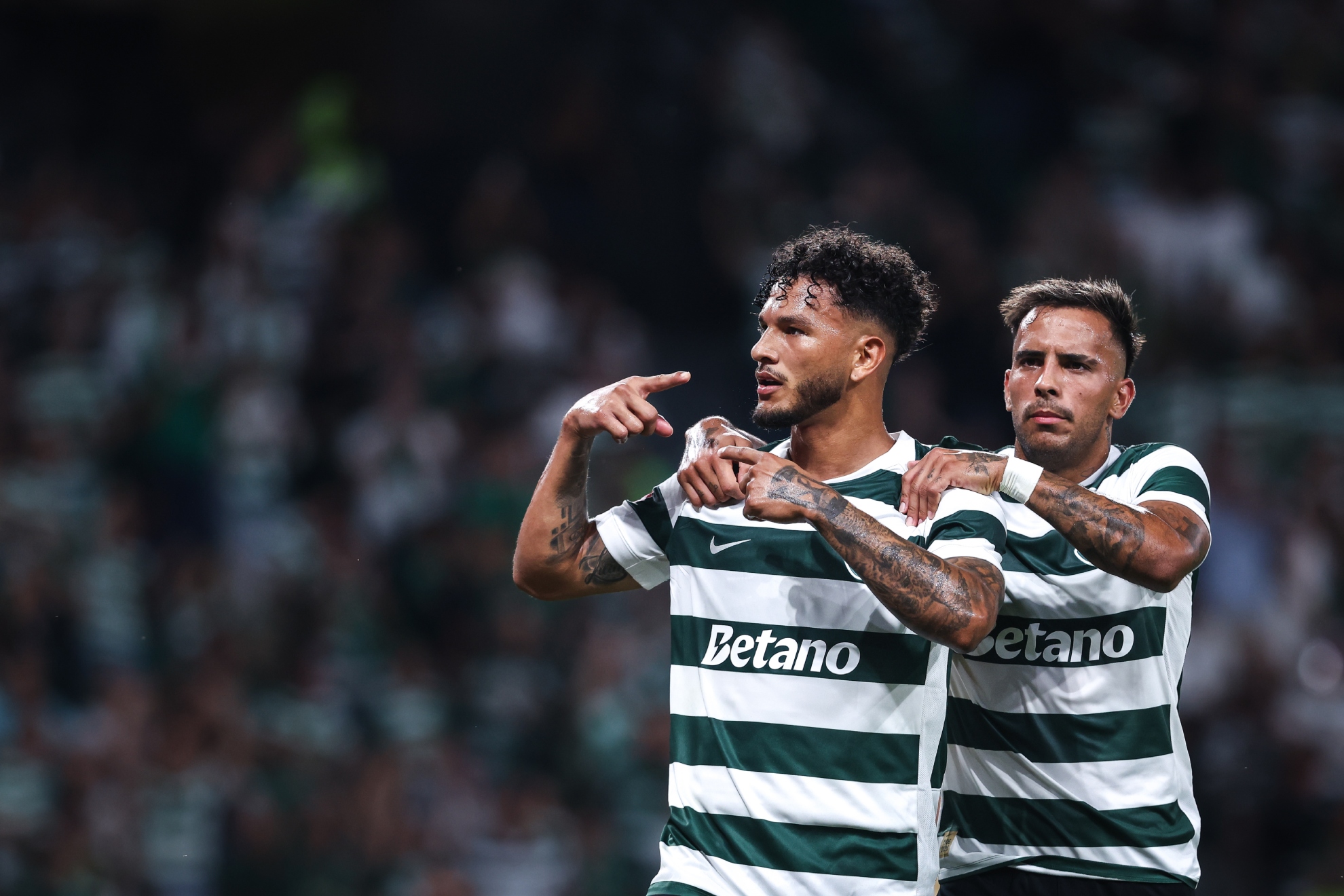 Luis Suárez anota el primero de los goles del Sporting CP. EFE.