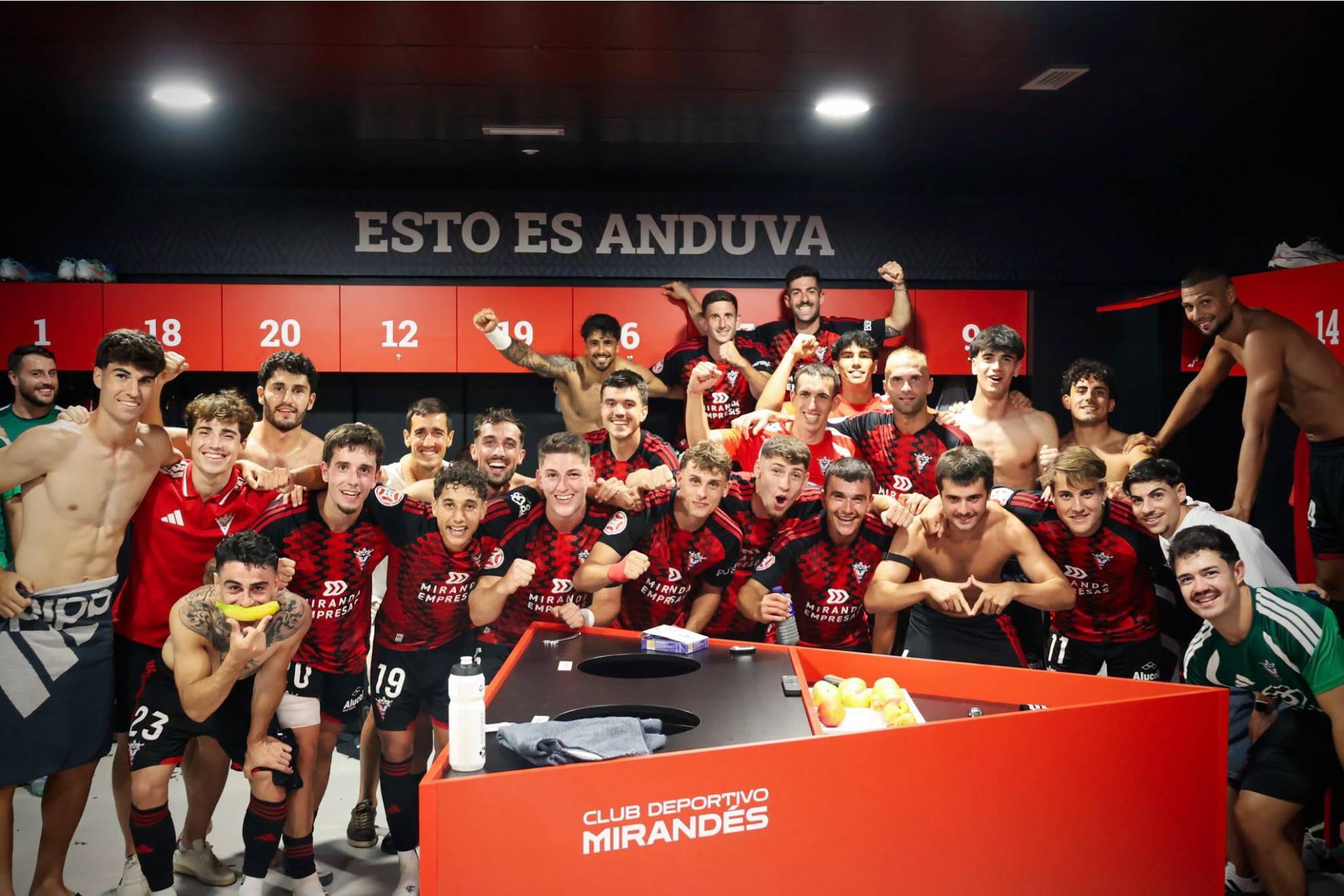 El vestuario del Mirandés fue una fiesta tras ganar a la UD Ourense