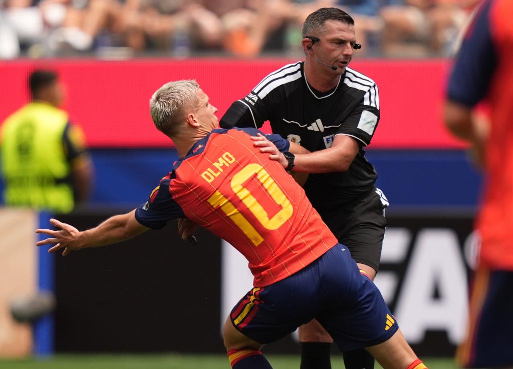 Olmo y Michael Oliver durante el España - Bélgica del Mundial.