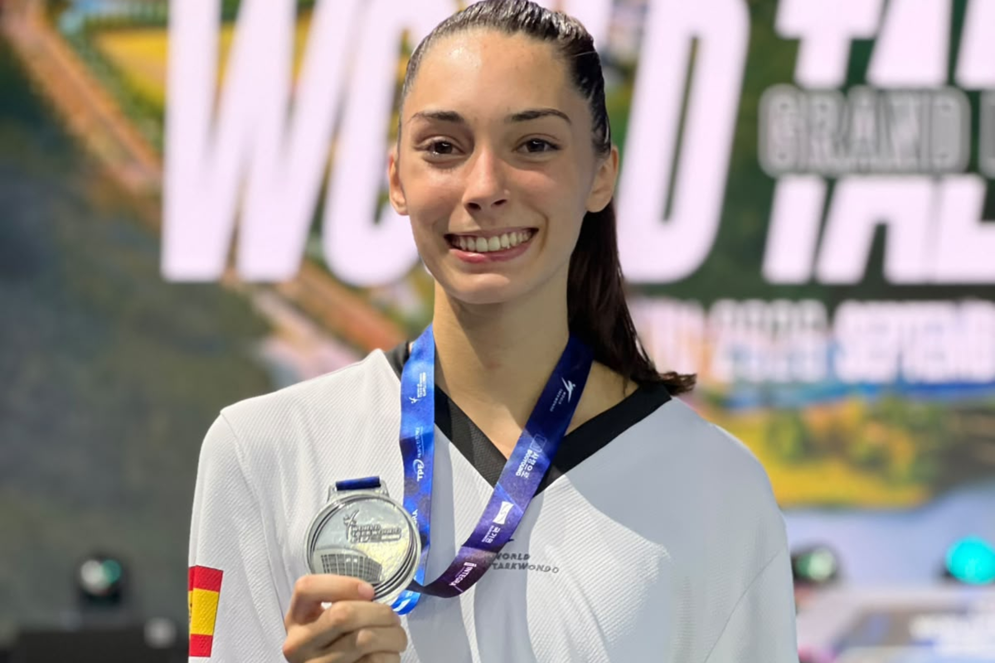 Lena Moreno con su medalla de plata.