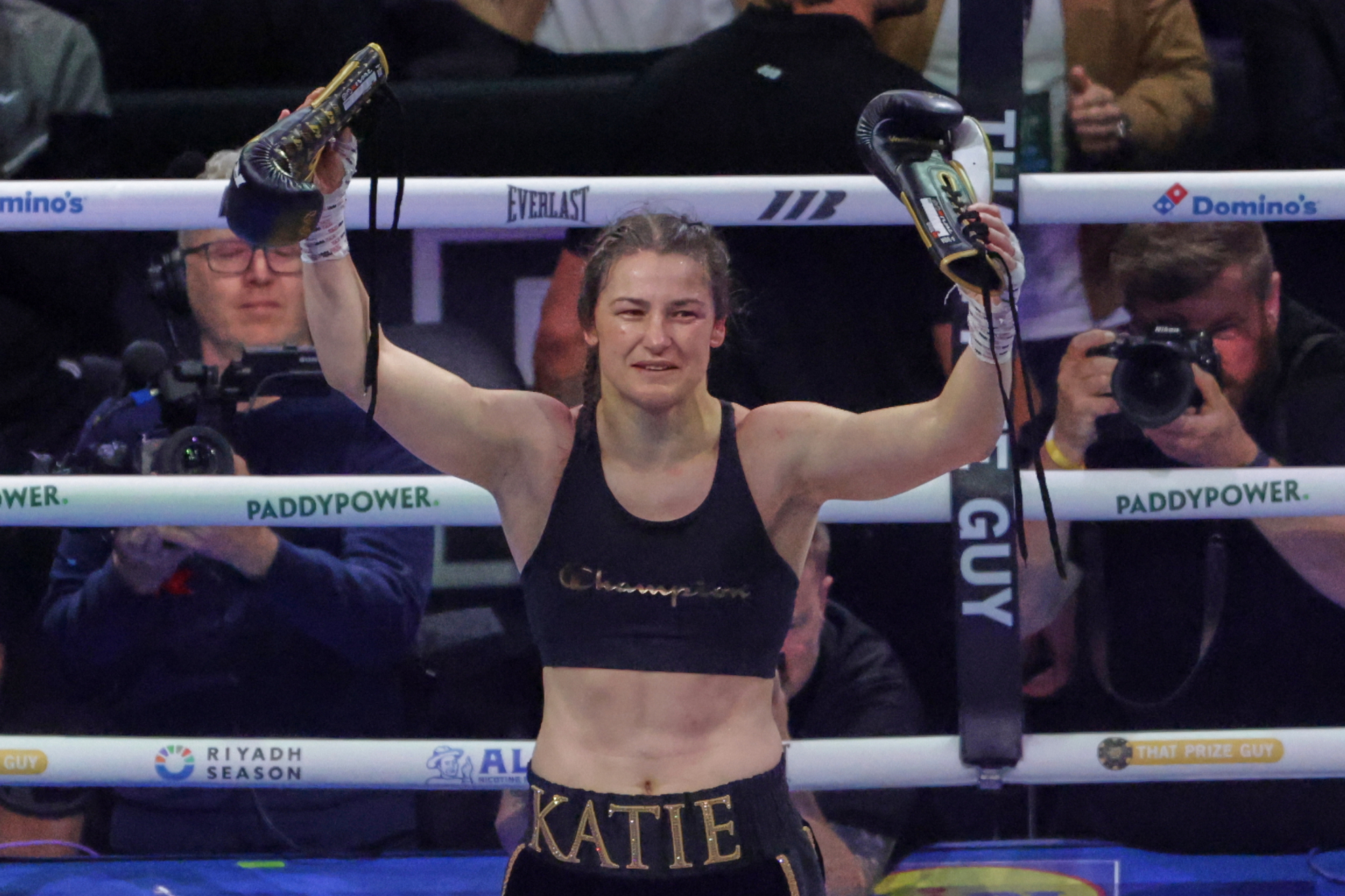 Katie Taylor con los guantes en la mano tras su victoria.