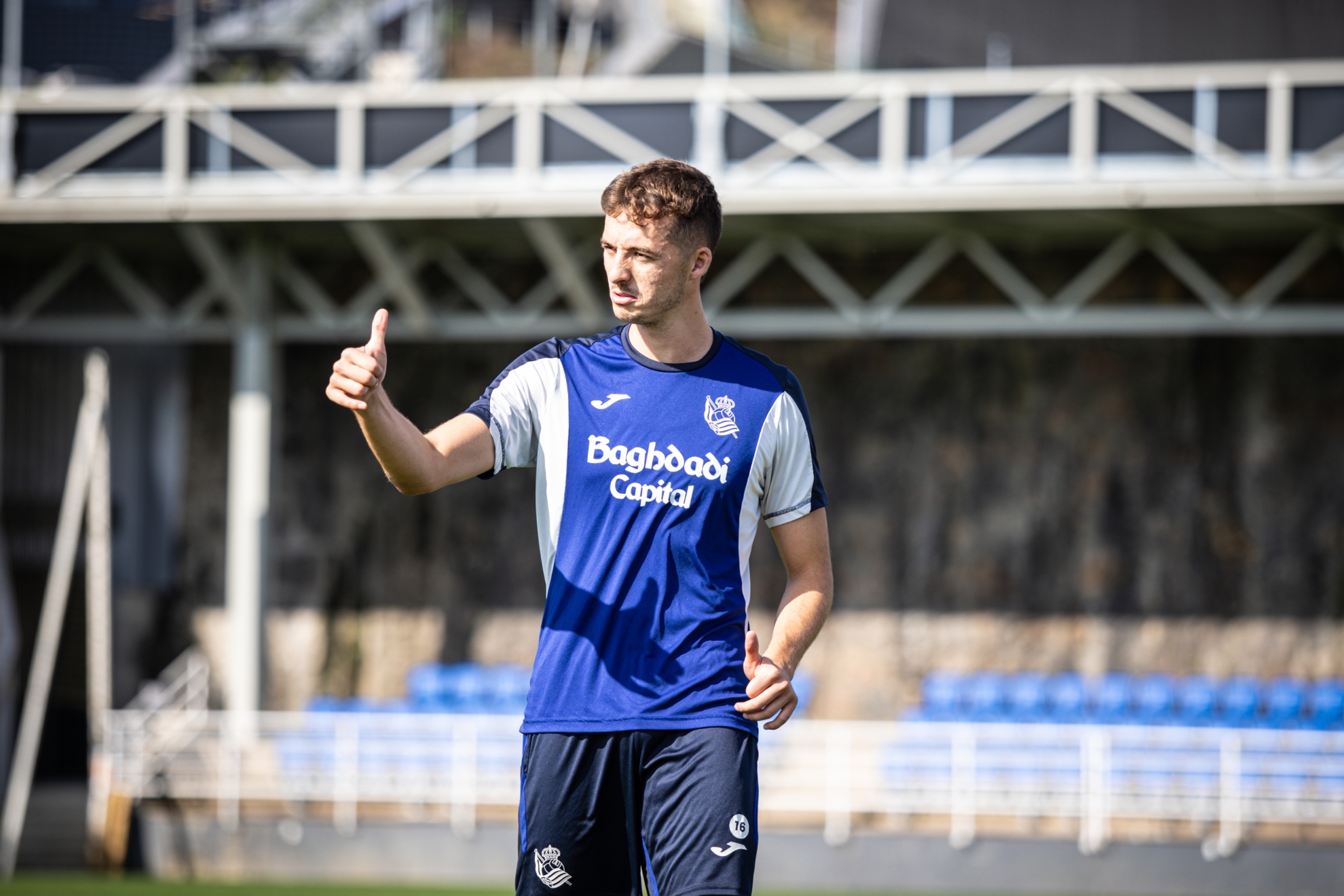 Jon Pacheco hace el gesto de O.K. en un entrenamiento en Zubieta. REAL SOCIEDAD