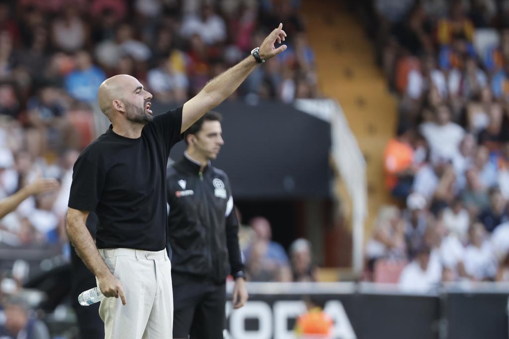 Claudio Giráldez da instrucciones a sus jugadores.