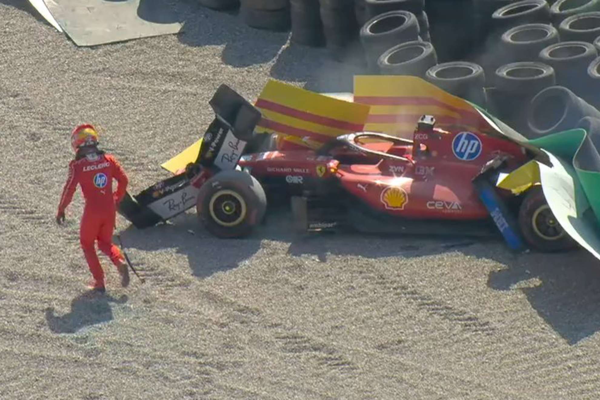 Leclerc, saliendo del coche, tras su accidente en la vuelta 2. F1.com