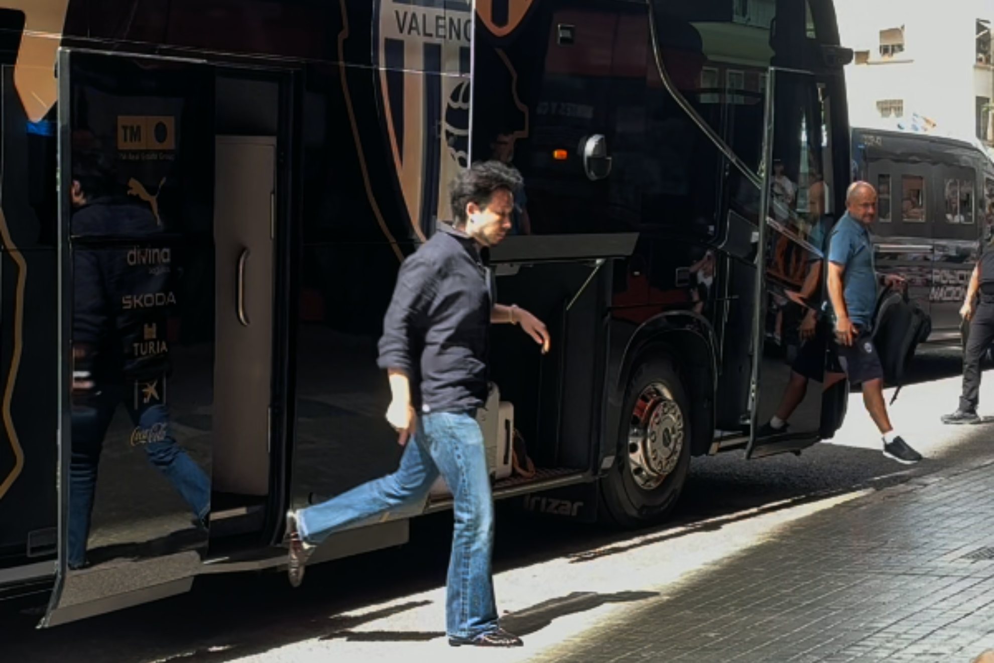 Kiat Lim baja del autocar de los jugadores del Valencia en Mestalla. F. ÁLVAREZ