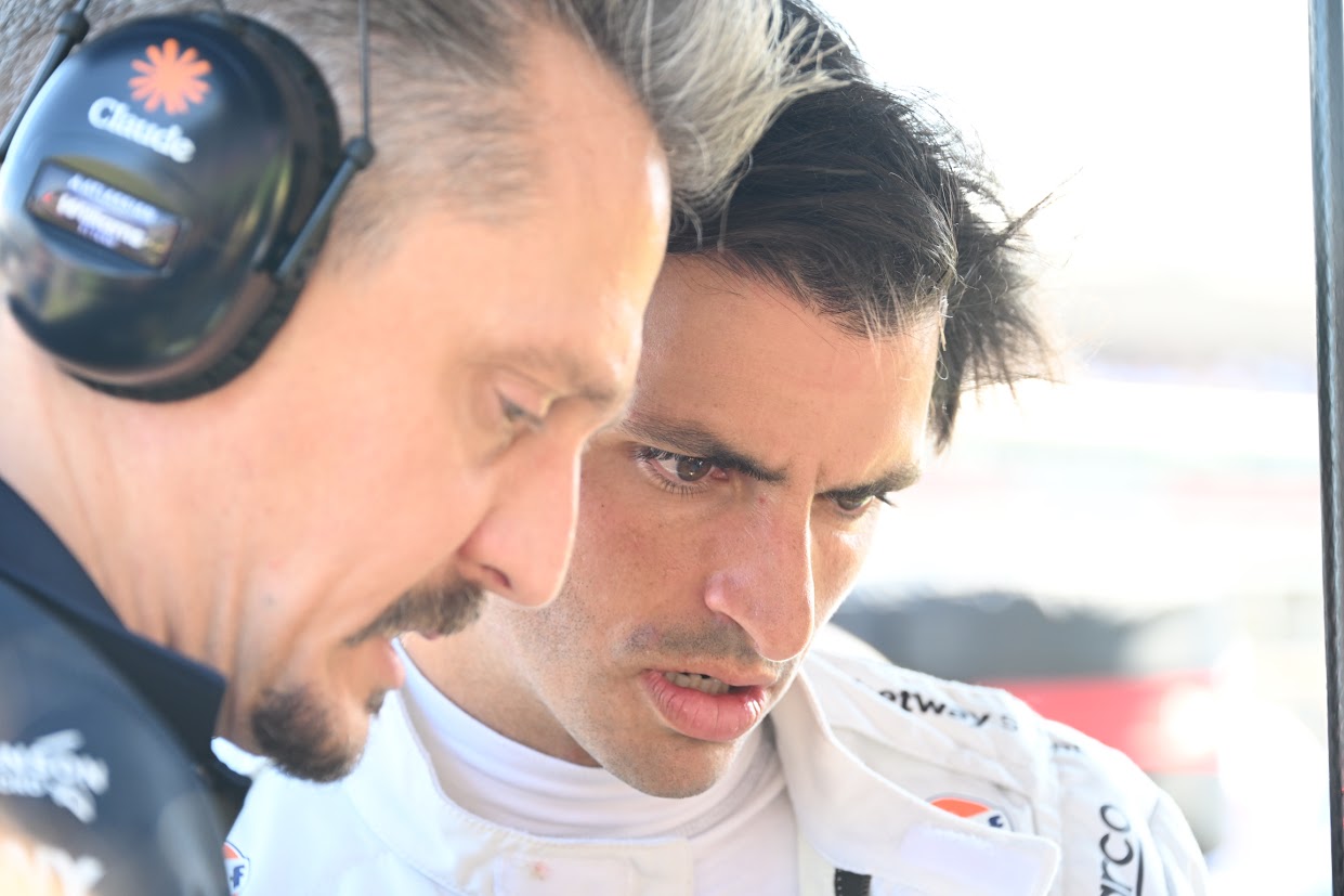 Carlos Sainz, con su ingeniero, antes de la carrera. RV RACING PRESS