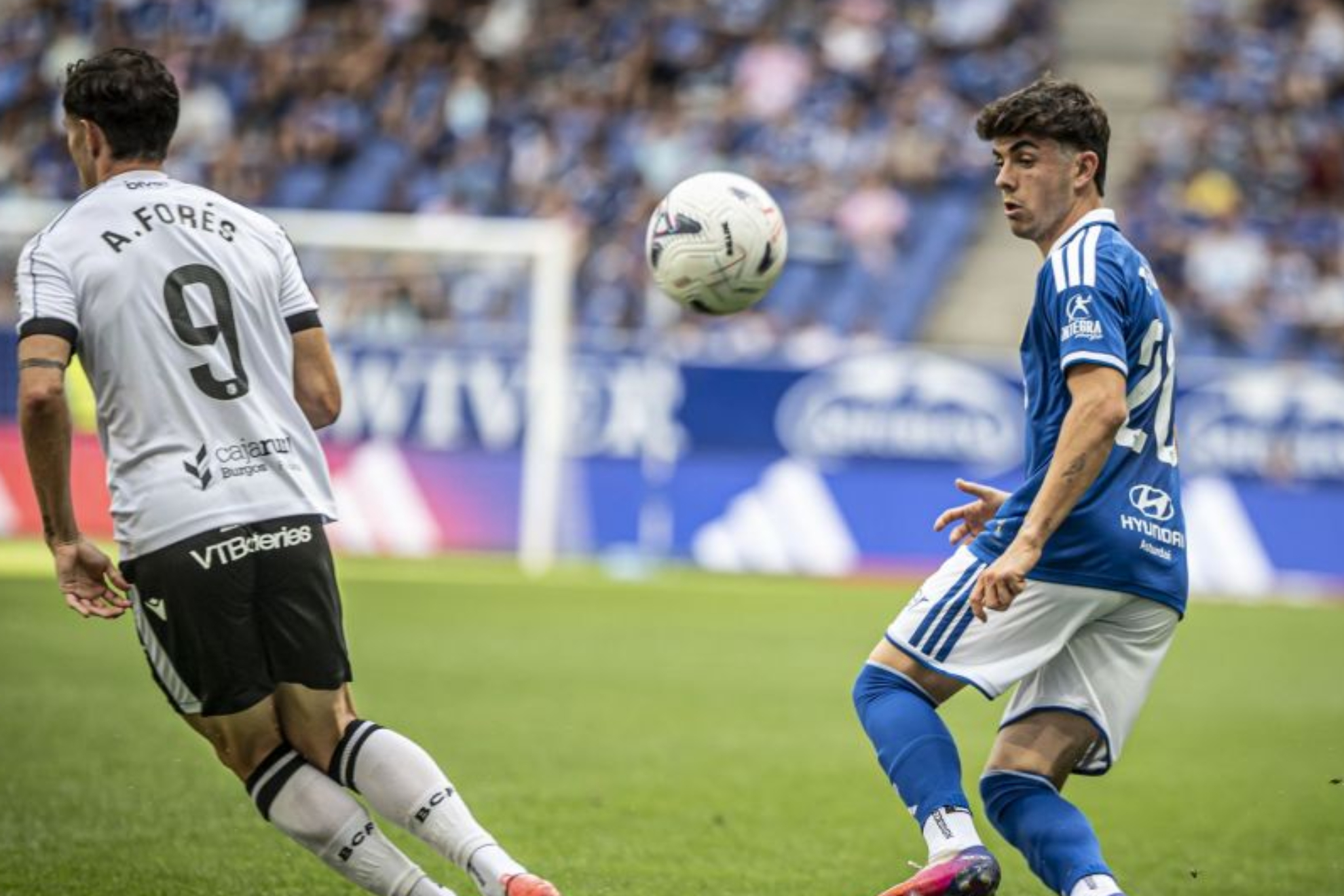 Pablo Sáenz y Álex Forés, durante el partido. LALIGA