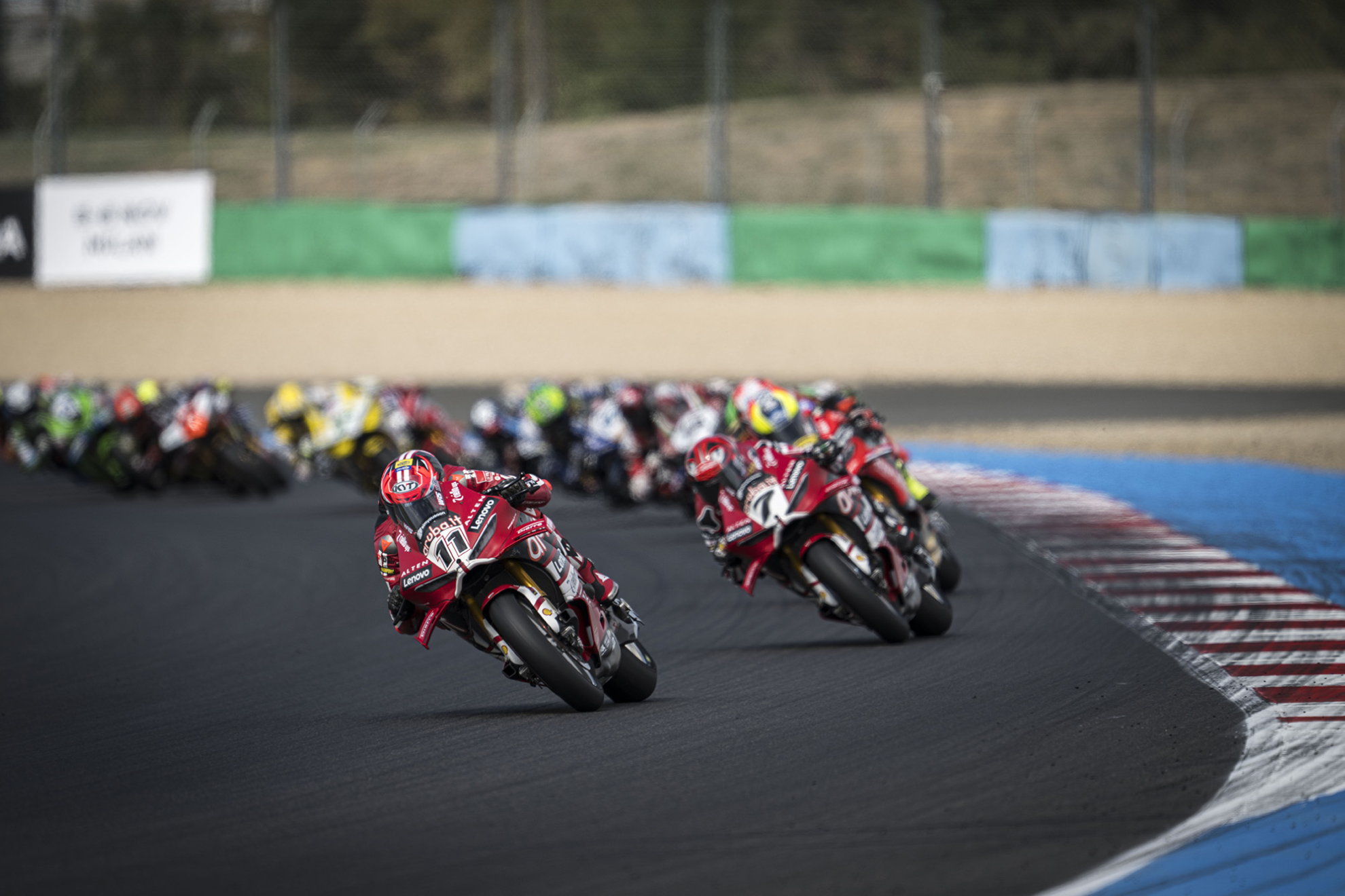 Bulega al frente de carrera Ducati Aruba
