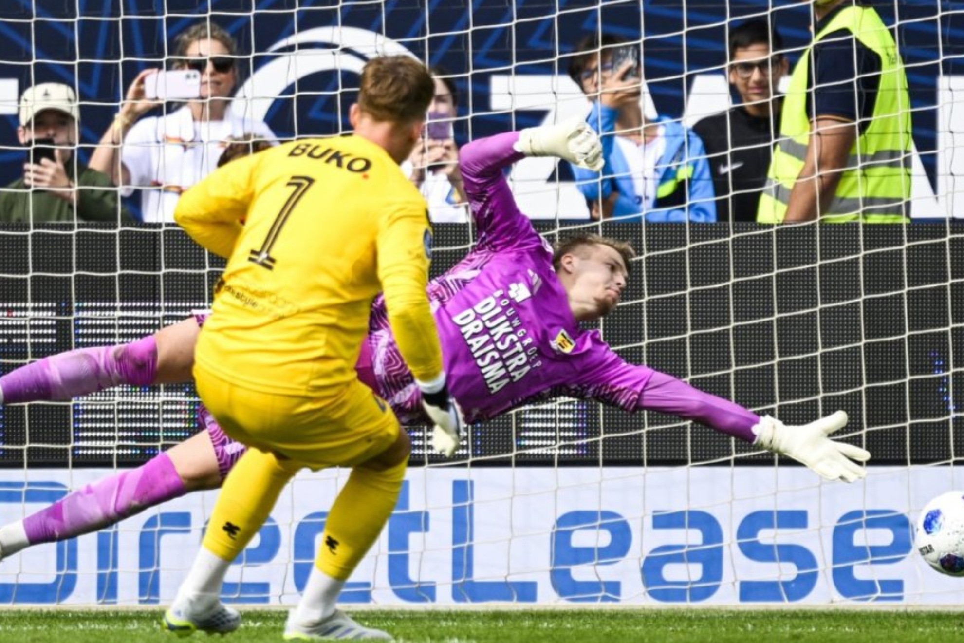 Ronald Koeman Jr. marca uno de sus penaltis.