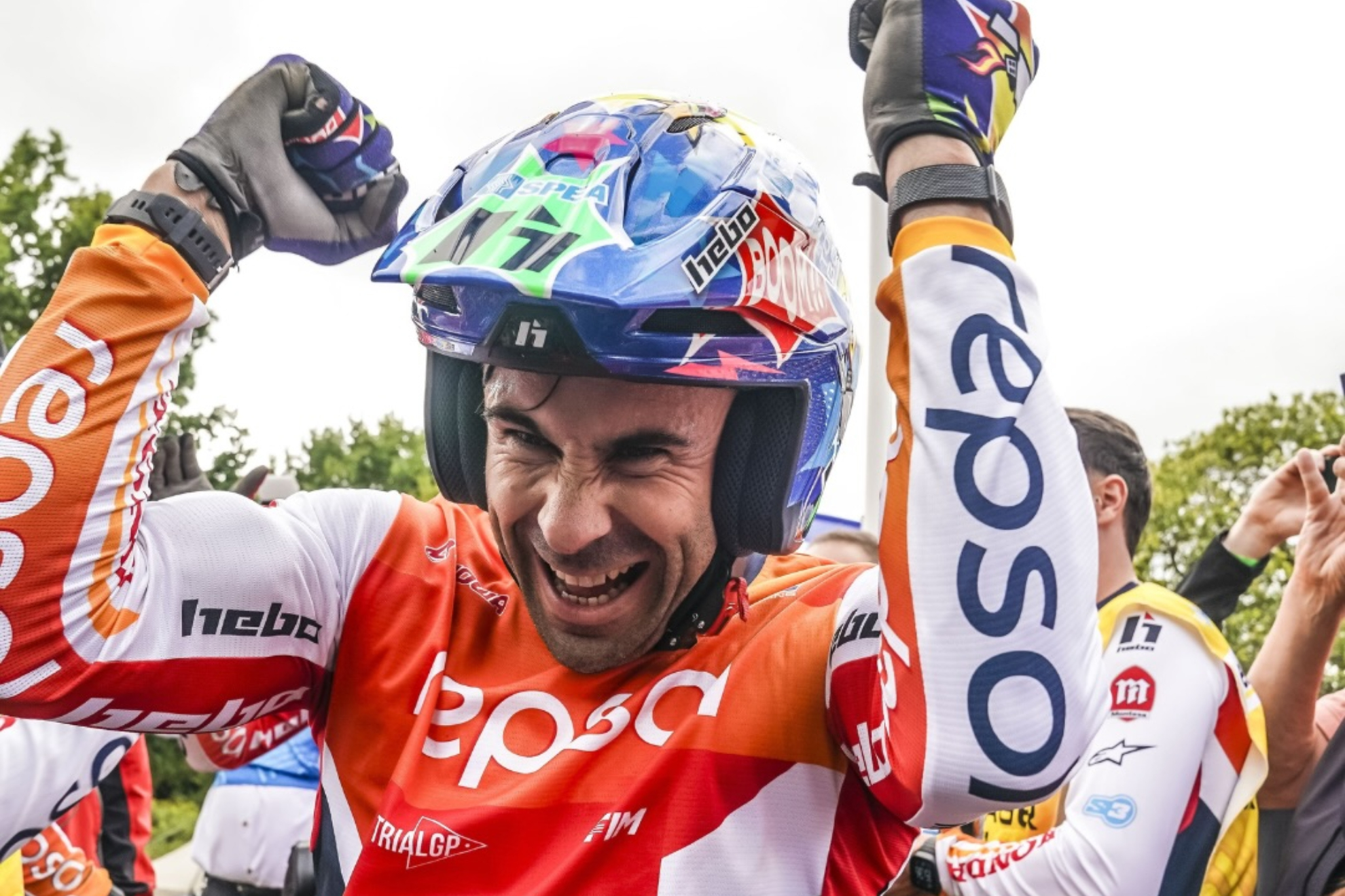 Toni Bou festeja una victoria. REPSOL HONDA HRC