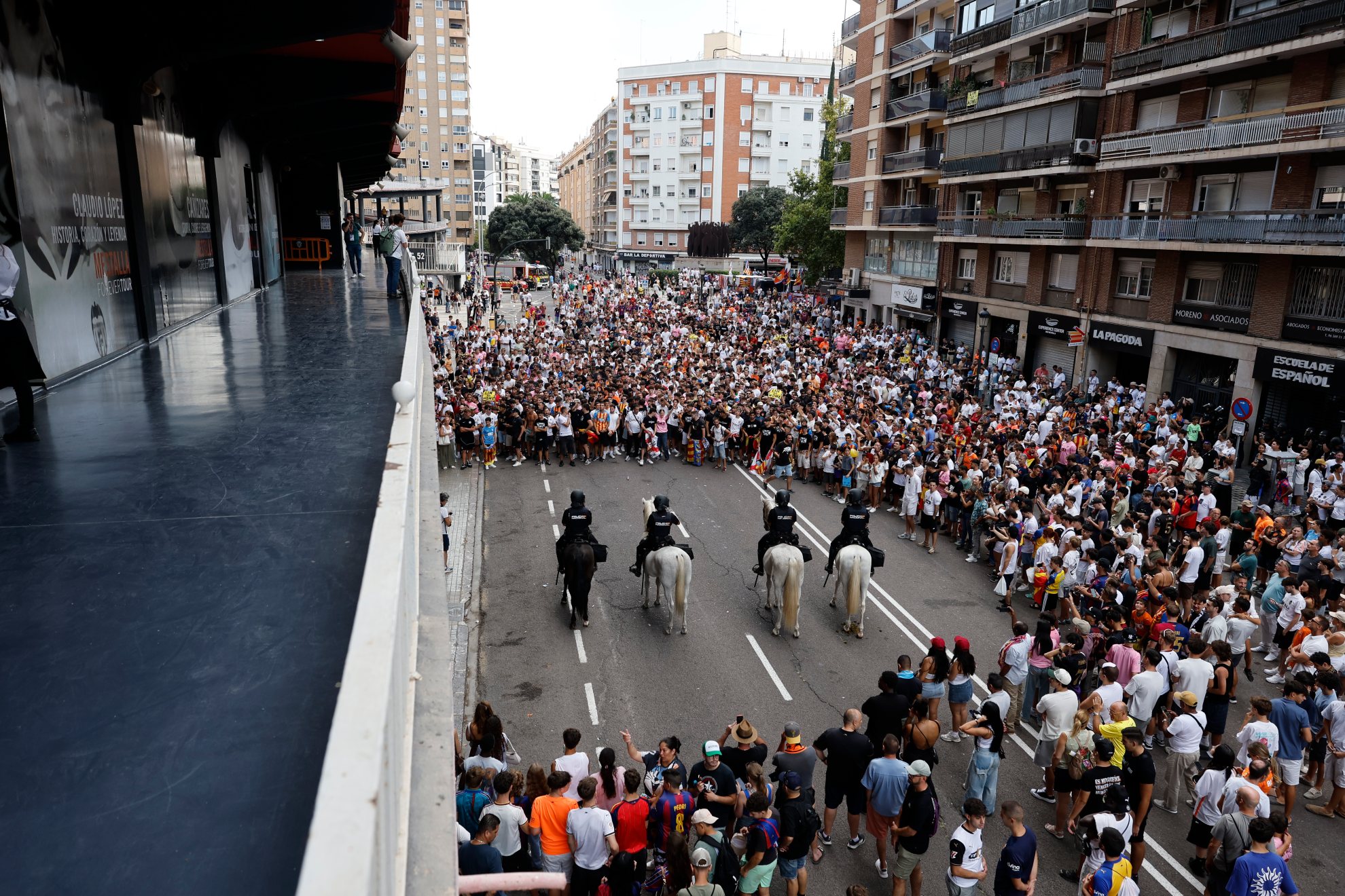 Vista de los aficionados del Valencia concentrados frente a Mestalla.